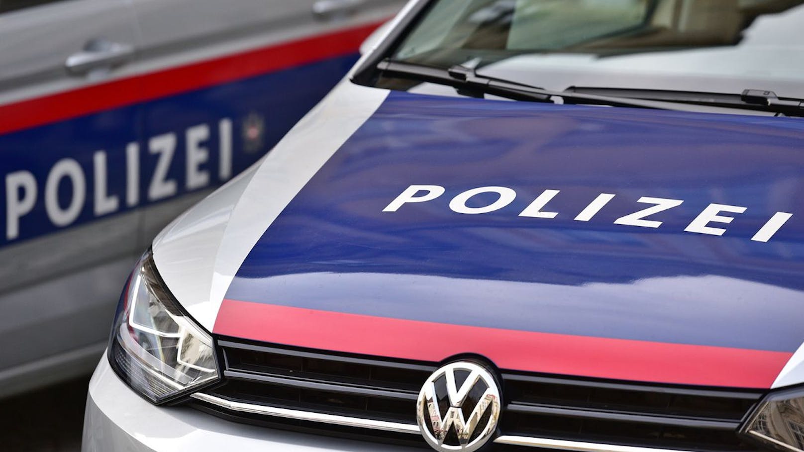 Polizisten beobachten Deal auf offener Straße in Wien