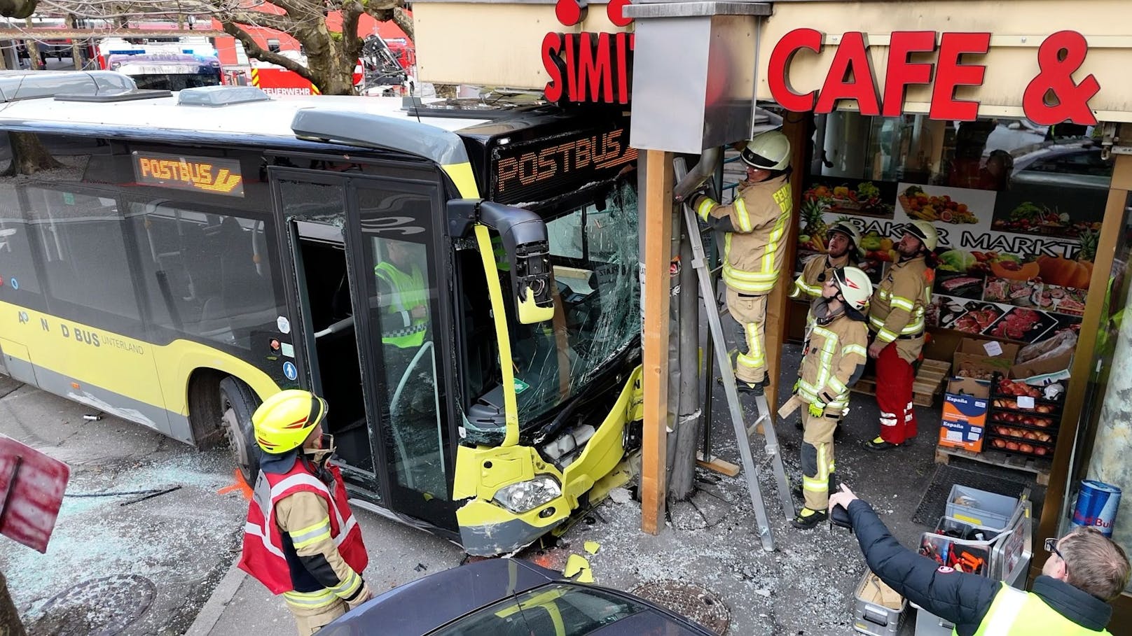 Postbus kracht in Café – zwei Verletzte