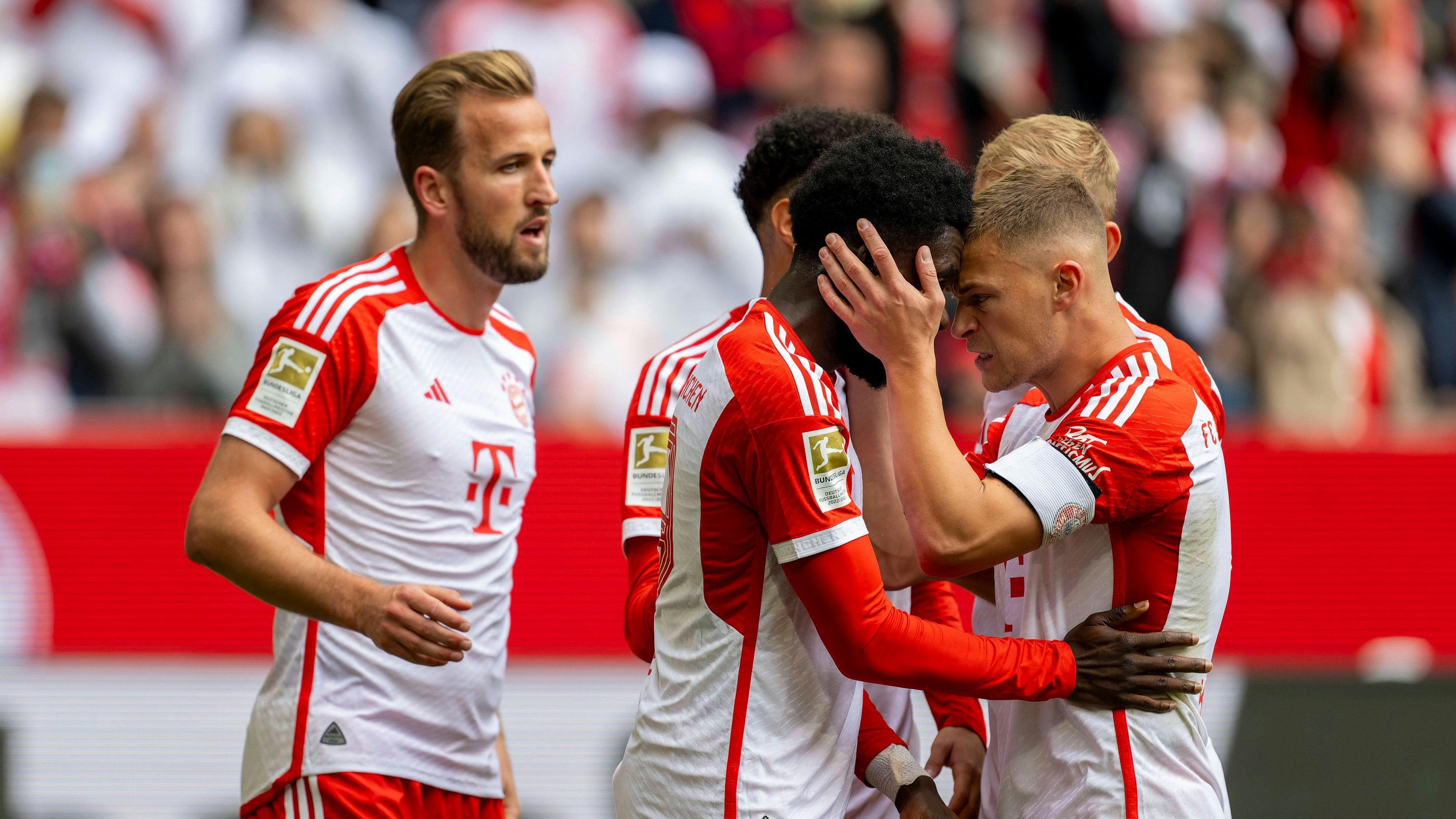 Bayern-Ass Alphonso Davies liebäugelt mit dem Abgang von Bayern München. 