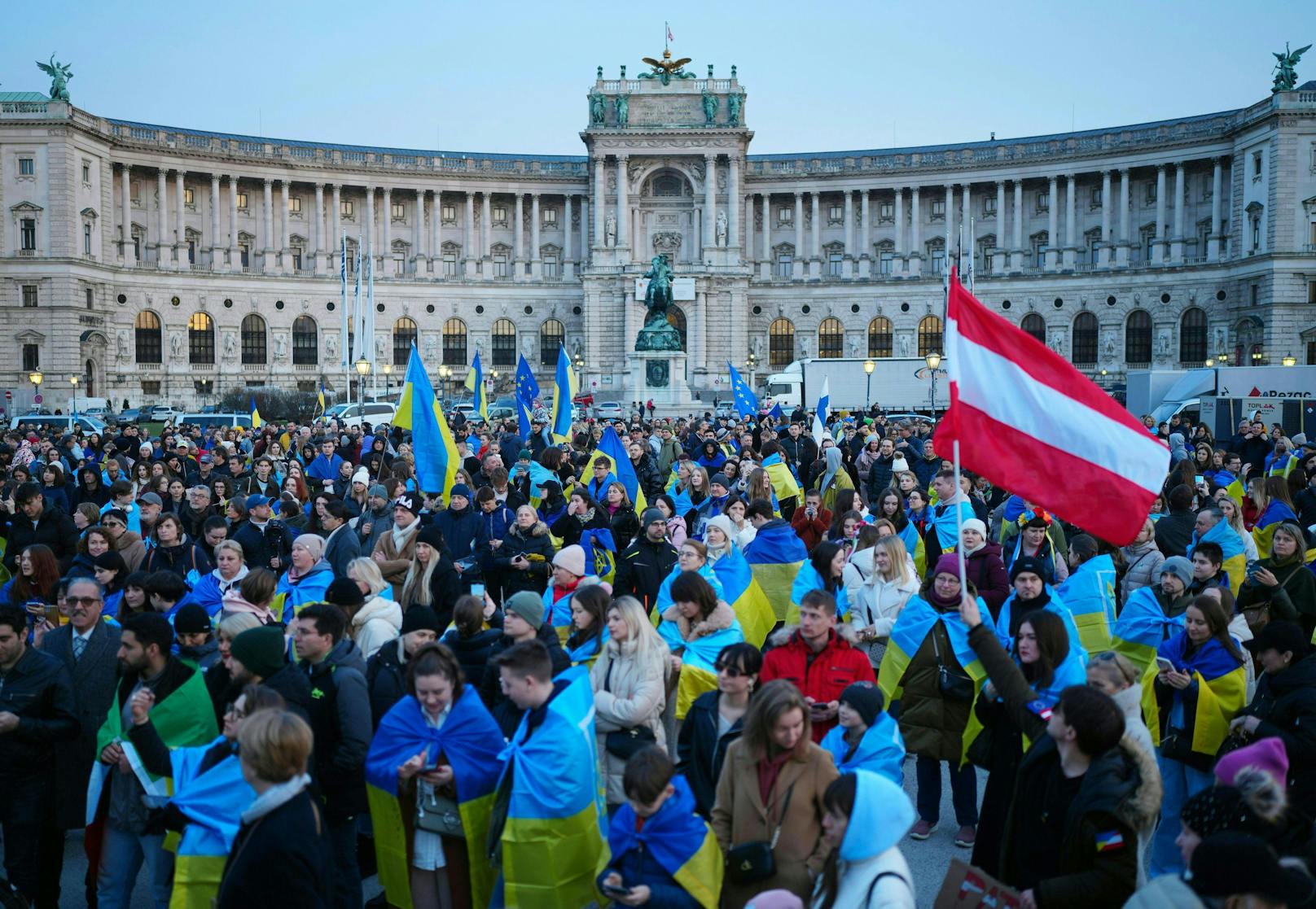 In Wien gingen am Samstag zahlreiche Demonstranten auf die Straße, gegen Israels Militär sowie gegen Wladimir Putins Krieg gegen die Ukraine.