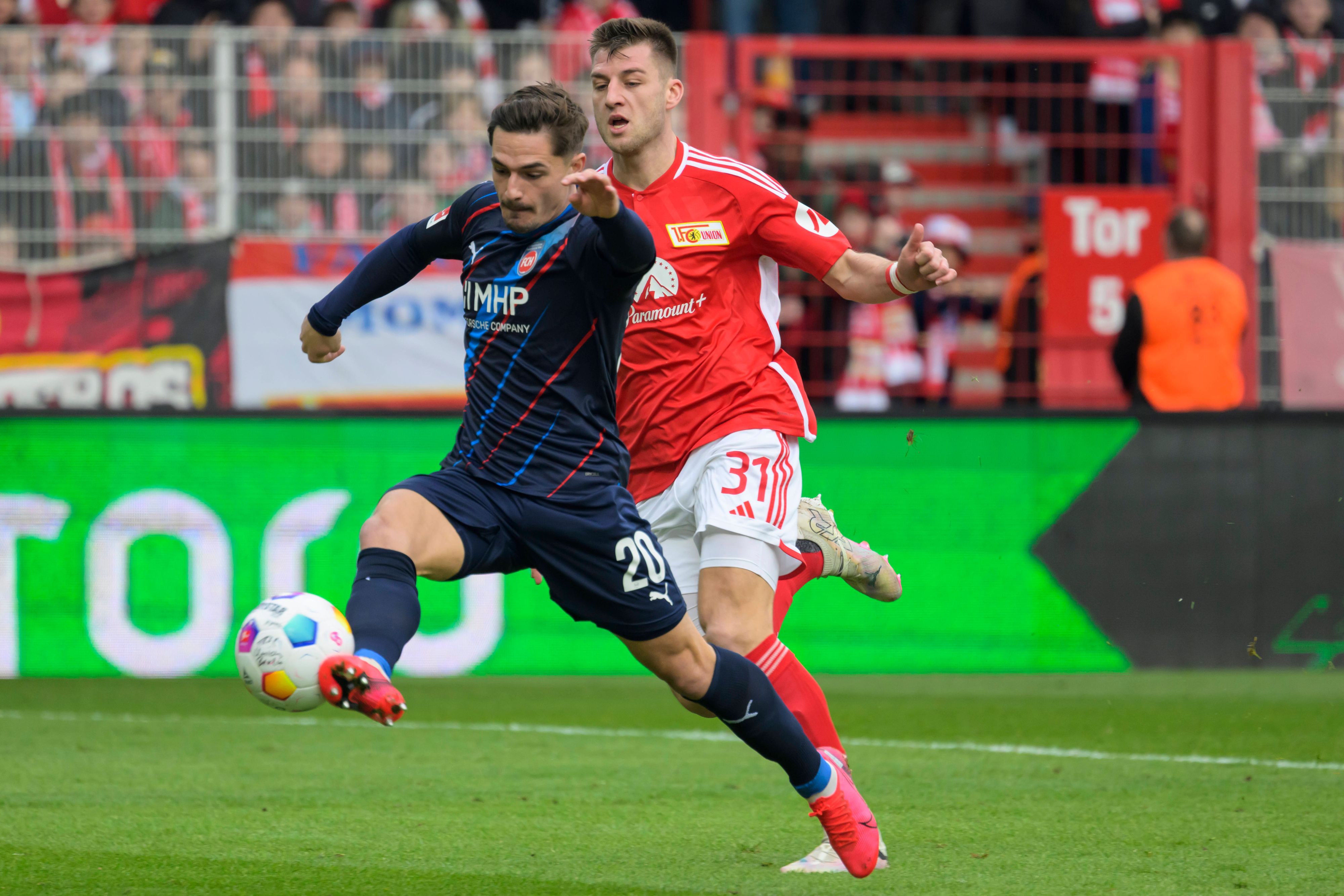 Heidenheim-Kicker Nikola Dovedan trifft gegen Unin Berlin.