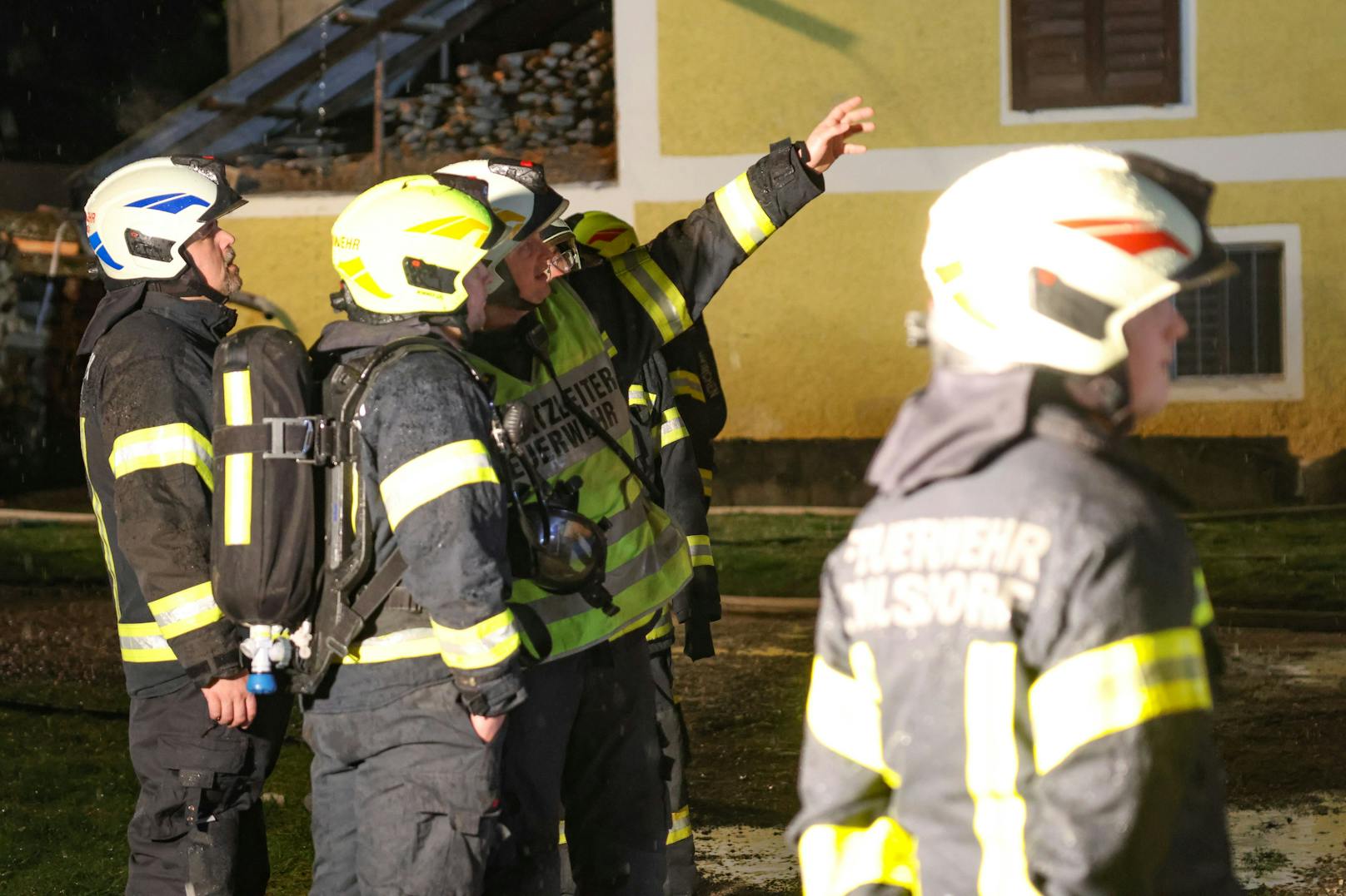 Drei Feuerwehren standen in der Nacht auf Samstag bei einem Brand in einem Garagengebäude bei einem landwirtschaftlichen Gebäude in Ohlsdorf (Bezirk Gmunden) im Einsatz.