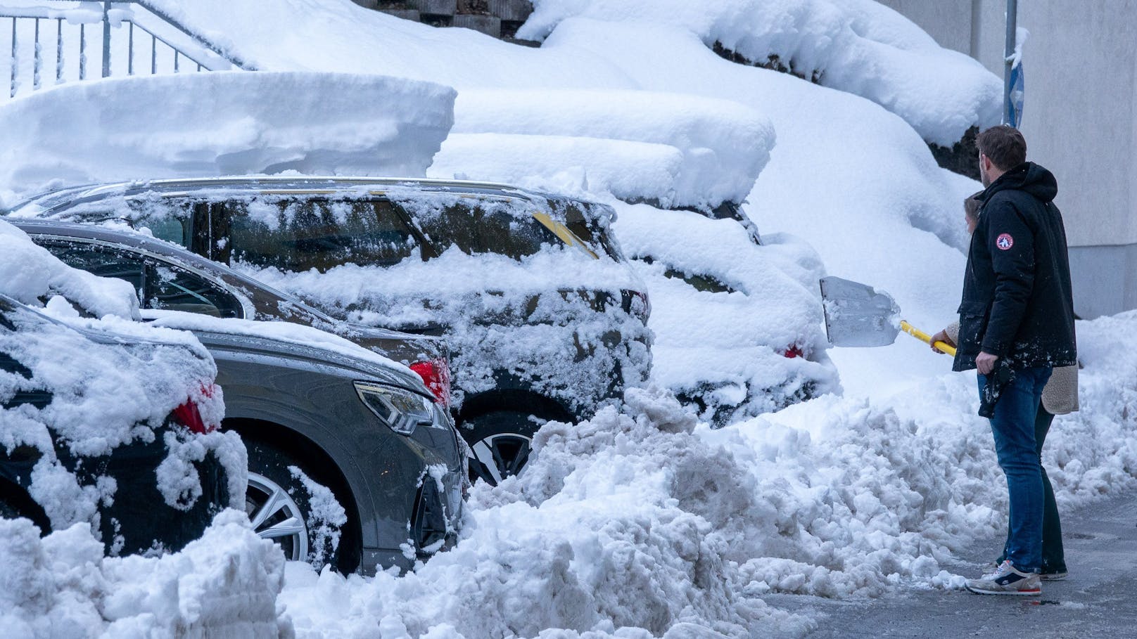 Die starken Schneefälle der letzten 24 Stunden mit bis zu 1 Meter Neuschnee sorgten für Behinderungen auf den ansteigenden Straßenabschnitten durch hängengebliebene Fahrzeuge. Abreisende Gäste hatten Mühe die zum Teil komplett eingeschneiten Autos wieder flott zu machen. In Kärnten sind 6.000 Haushalte ohne Strom.