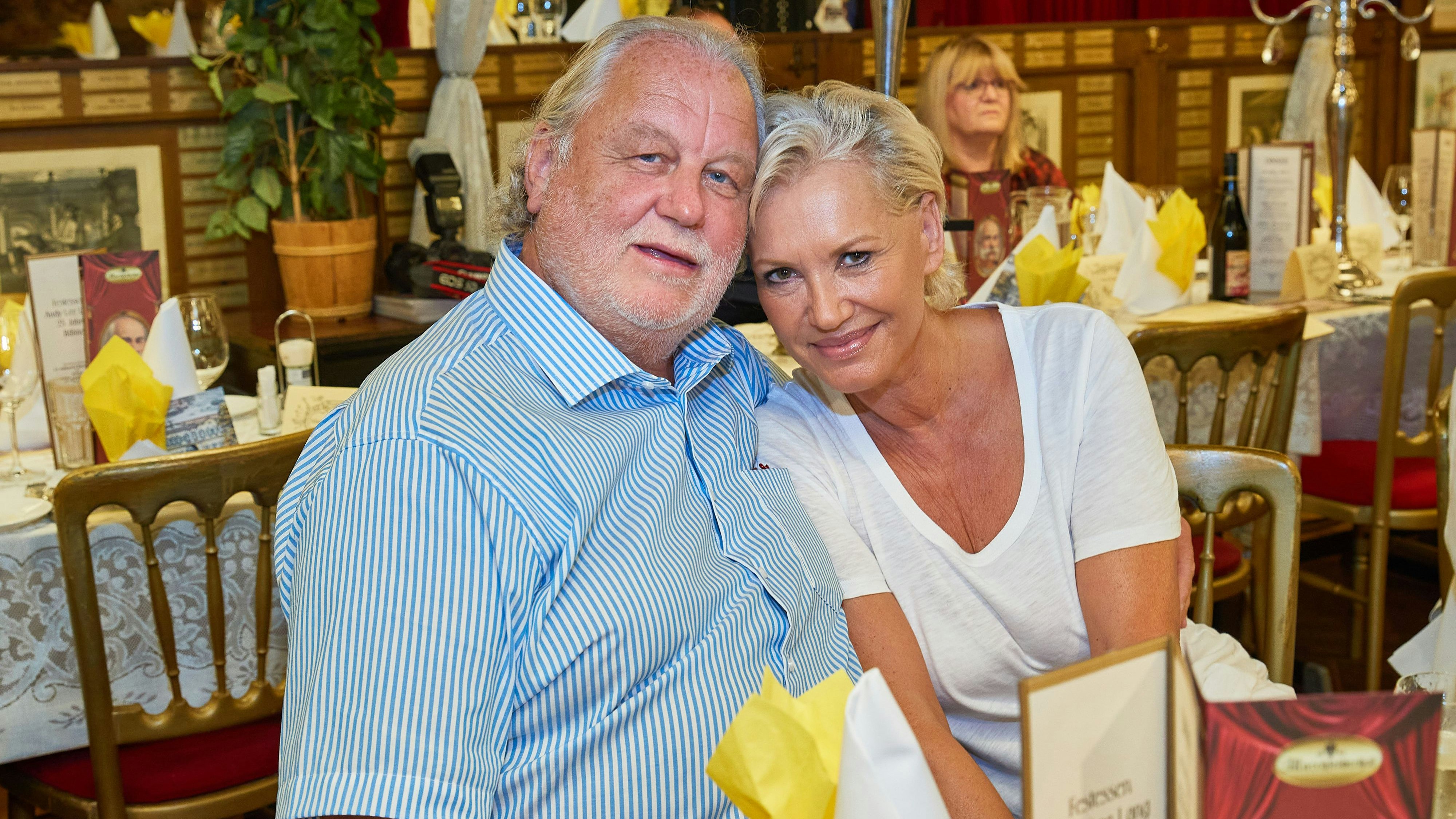 Download von www.picturedesk.com am 24.02.2024 (20:22).  Copyright: Starpix/ Alexander TUMA, 27.07.2020 Deutsch Wagram, Hannes KARTNIG mit Ehefrau Claudia, , 55. Geburtstag von Andy Lee Lang - Feier im Marchfelderhof - 20200727_PD8339 - Rechteinfo: Rights Managed (RM)