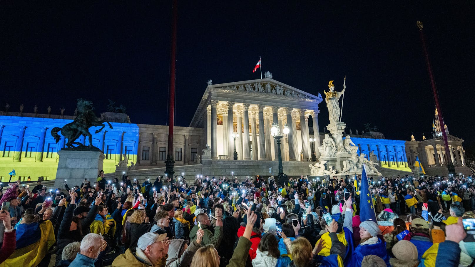 "Marsch des Lichts": Tausende Menschen sind am Samstag zum zweiten Jahrestag des russischen Angriffskrieges gegen die Ukraine in Wien auf die Straße gegangen.