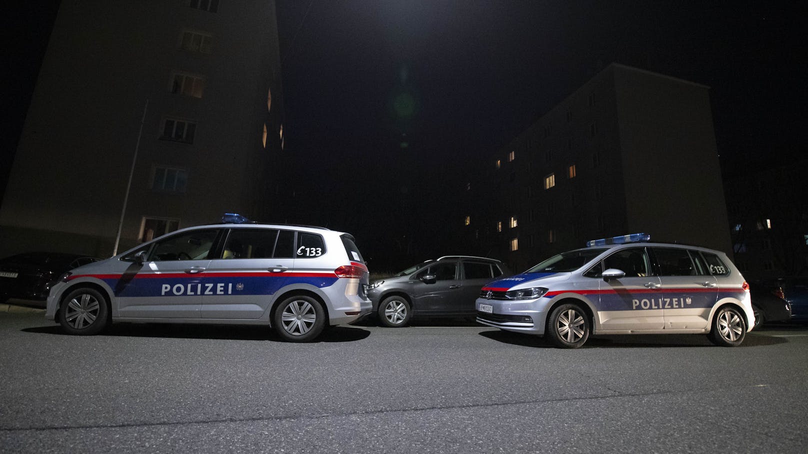 Mann schlägt in Wien mit Krücke auf Polizeiauto ein