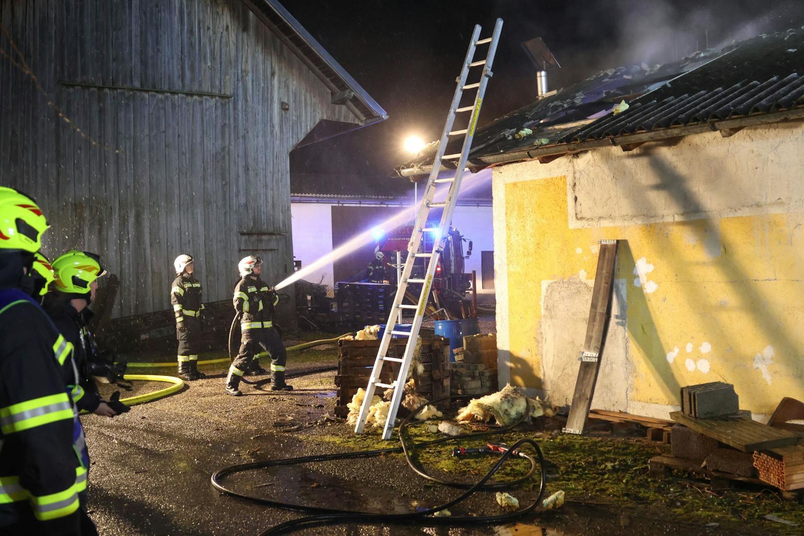Drei Feuerwehren standen in der Nacht auf Samstag bei einem Brand in einem Garagengebäude bei einem landwirtschaftlichen Gebäude in Ohlsdorf (Bezirk Gmunden) im Einsatz.