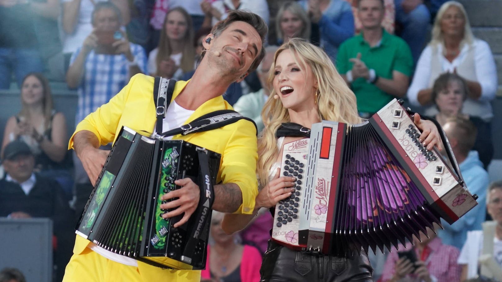 Melissa Naschenweng und Florian Silbereisen beim "Schlagerbooom Open Air" im Stadion Kitzbühel, 1. Juli 2023.