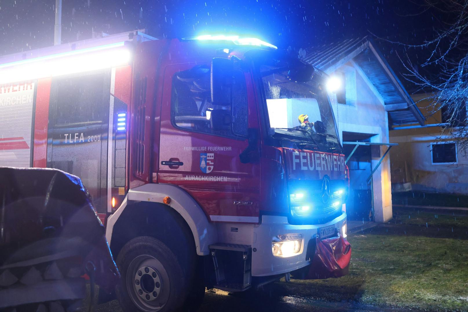 Drei Feuerwehren standen in der Nacht auf Samstag bei einem Brand in einem Garagengebäude bei einem landwirtschaftlichen Gebäude in Ohlsdorf (Bezirk Gmunden) im Einsatz.