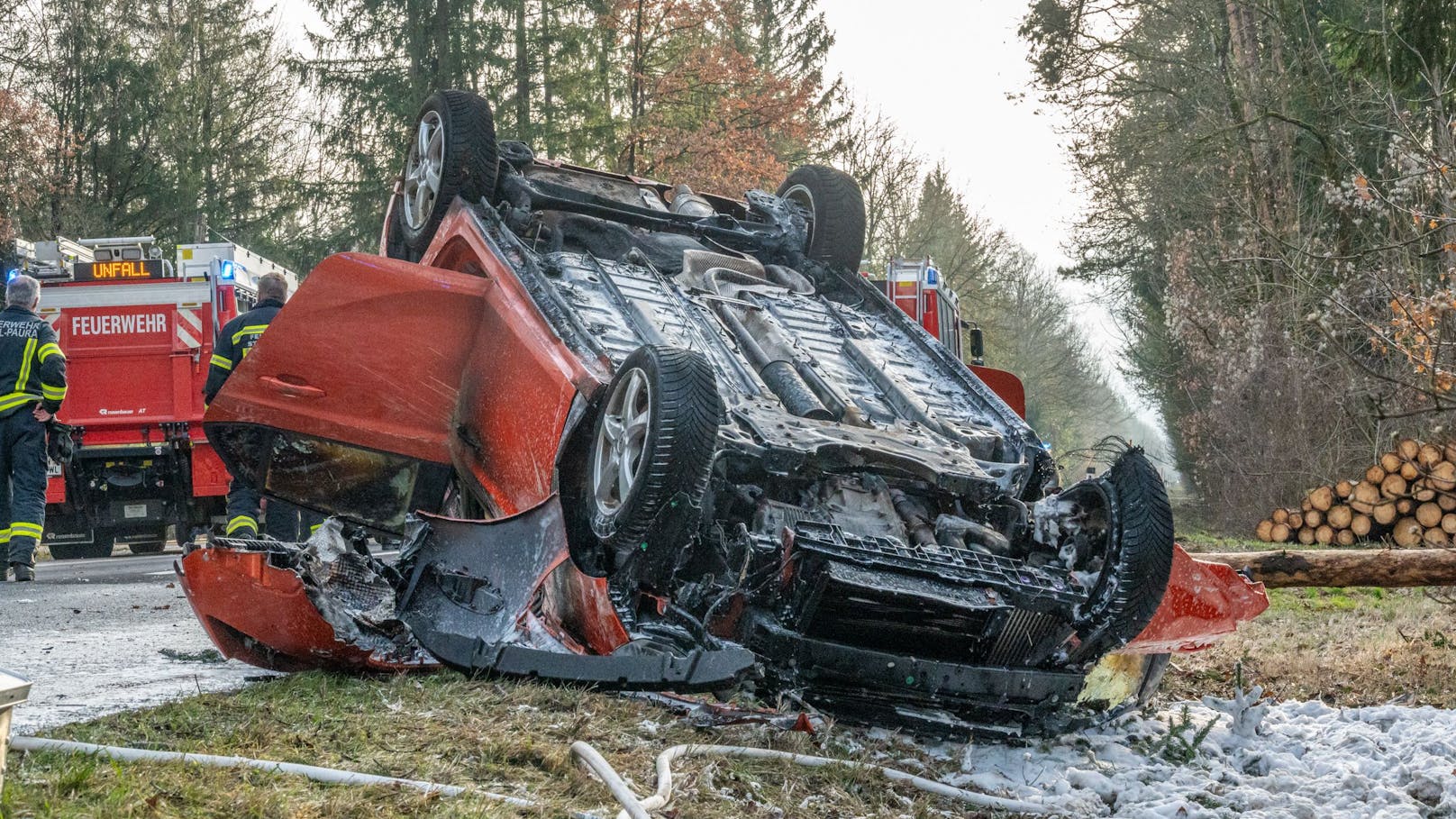 Ersthelfer retten Fahrerin aus brennendem Fahrzeug