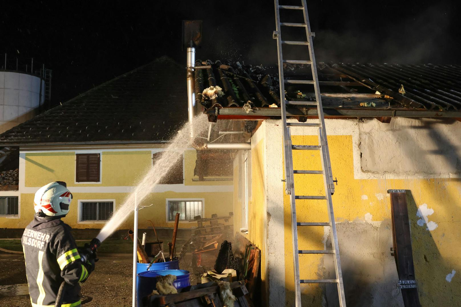 Drei Feuerwehren standen in der Nacht auf Samstag bei einem Brand in einem Garagengebäude bei einem landwirtschaftlichen Gebäude in Ohlsdorf (Bezirk Gmunden) im Einsatz.