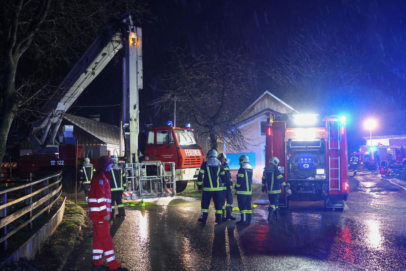 Drei Feuerwehren standen in der Nacht auf Samstag bei einem Brand in einem Garagengebäude bei einem landwirtschaftlichen Gebäude in Ohlsdorf (Bezirk Gmunden) im Einsatz.