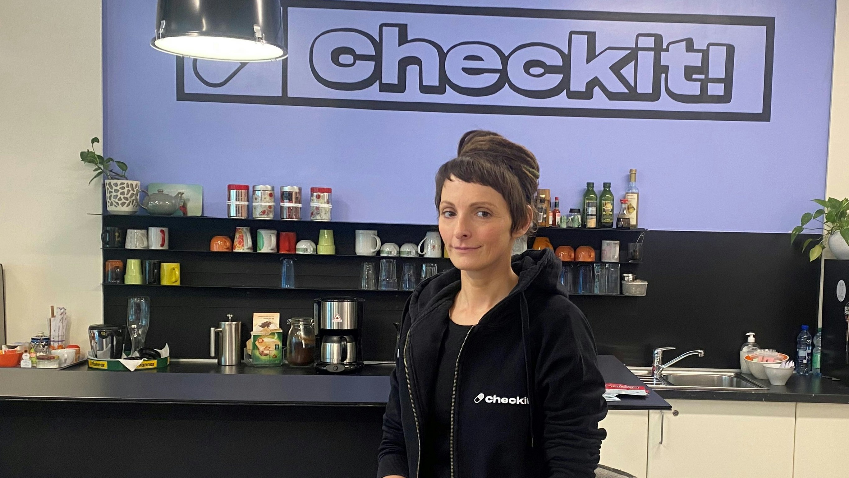 "<a rel="nofollow" data-li-document-ref="100239601" href="https://www.heute.at/s/diese-streckmittel-machen-drogen-noch-gefaehrlicher-100239601">checkit!</a>"-Leiterin Bettina Hölblinger im "<em>Heute</em>"-Interview.