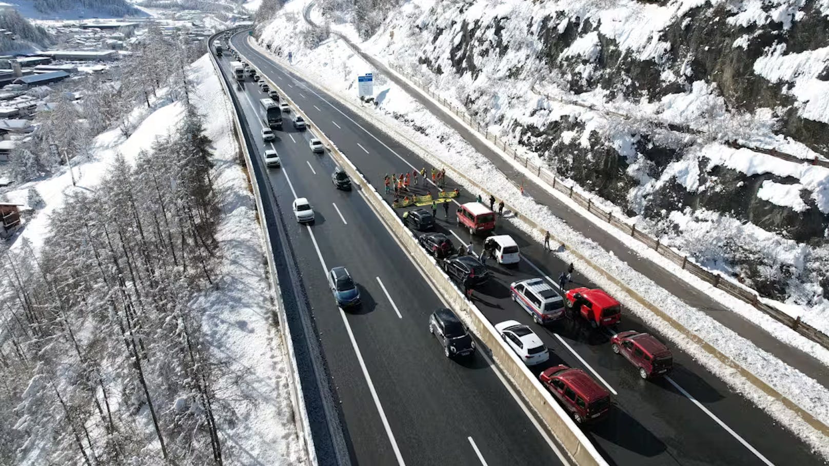 Am Samstagmorgen haben Klimaaktivisten den Verkehr auf der A13 zeitweise lahmgelegt.