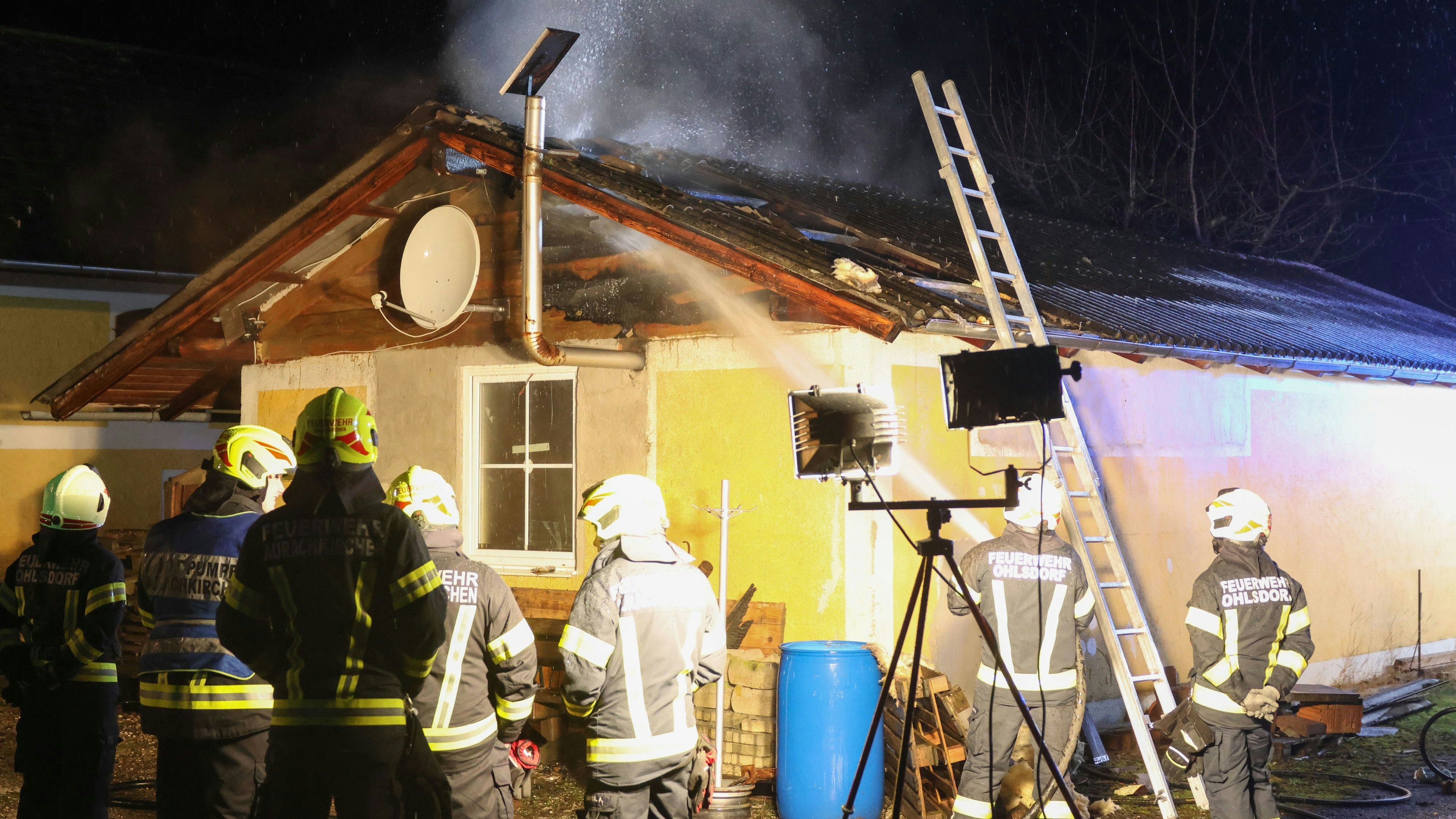 Heute.at - Garage beginnt mitten in der Nacht zu brennen