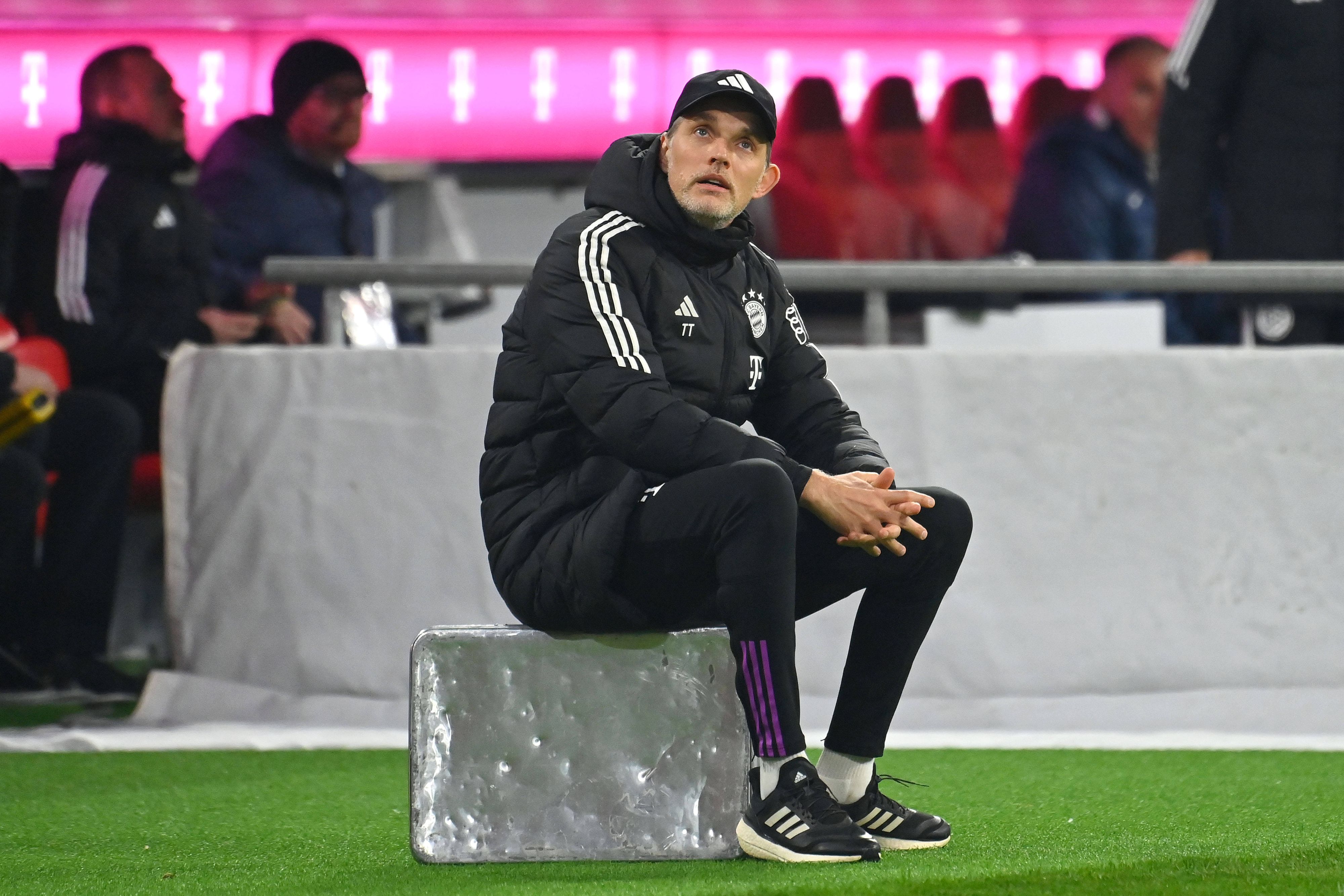 Thomas Tuchel auf dem gepackten Koffer.