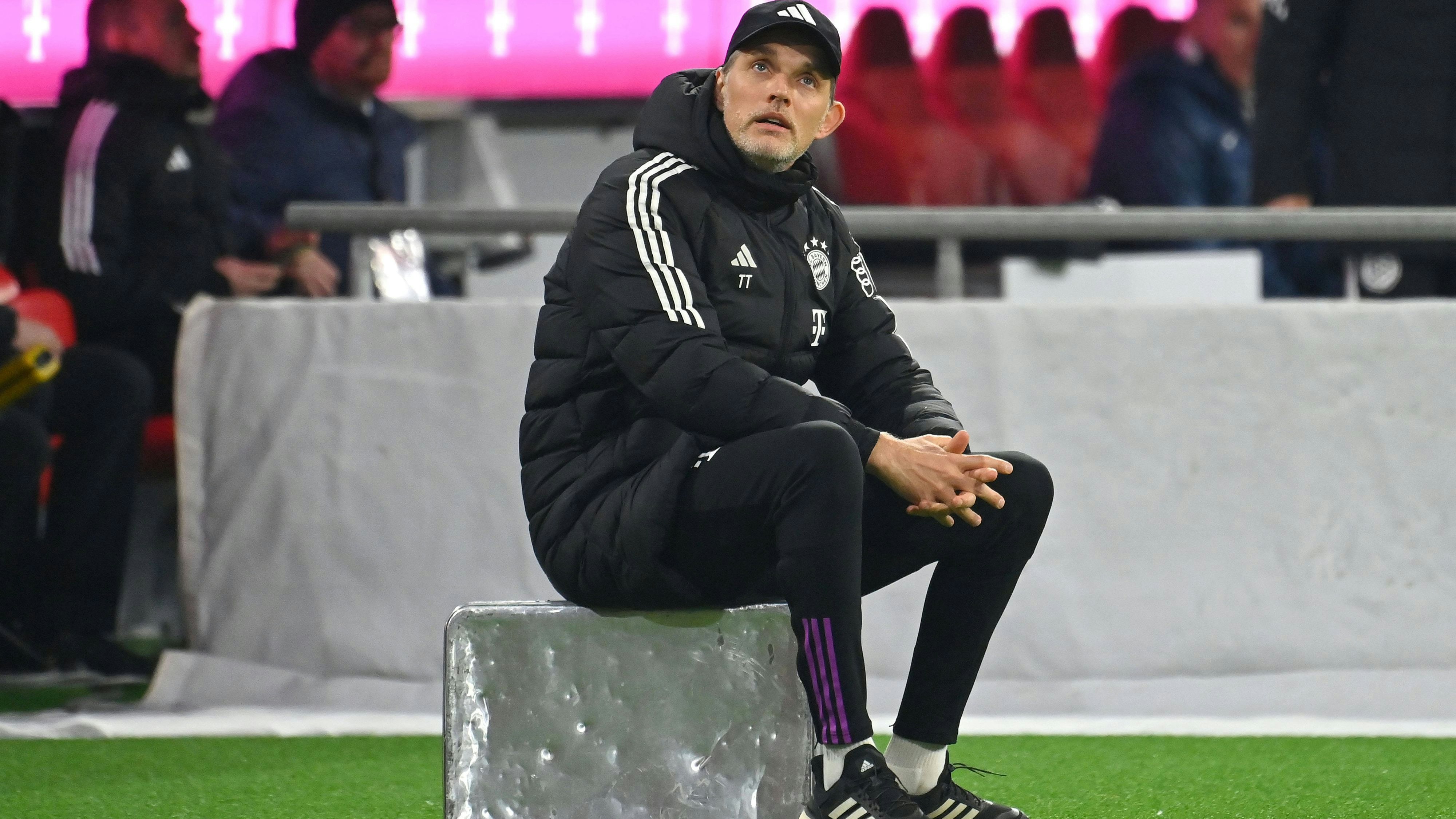 Thomas Tuchel auf dem gepackten Koffer.