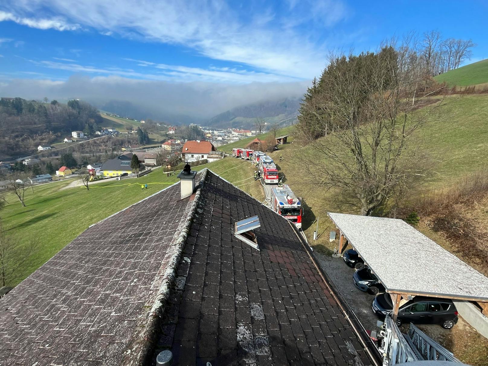 Großeinsatz bei Brand in Mehrparteienhaus in Windhag