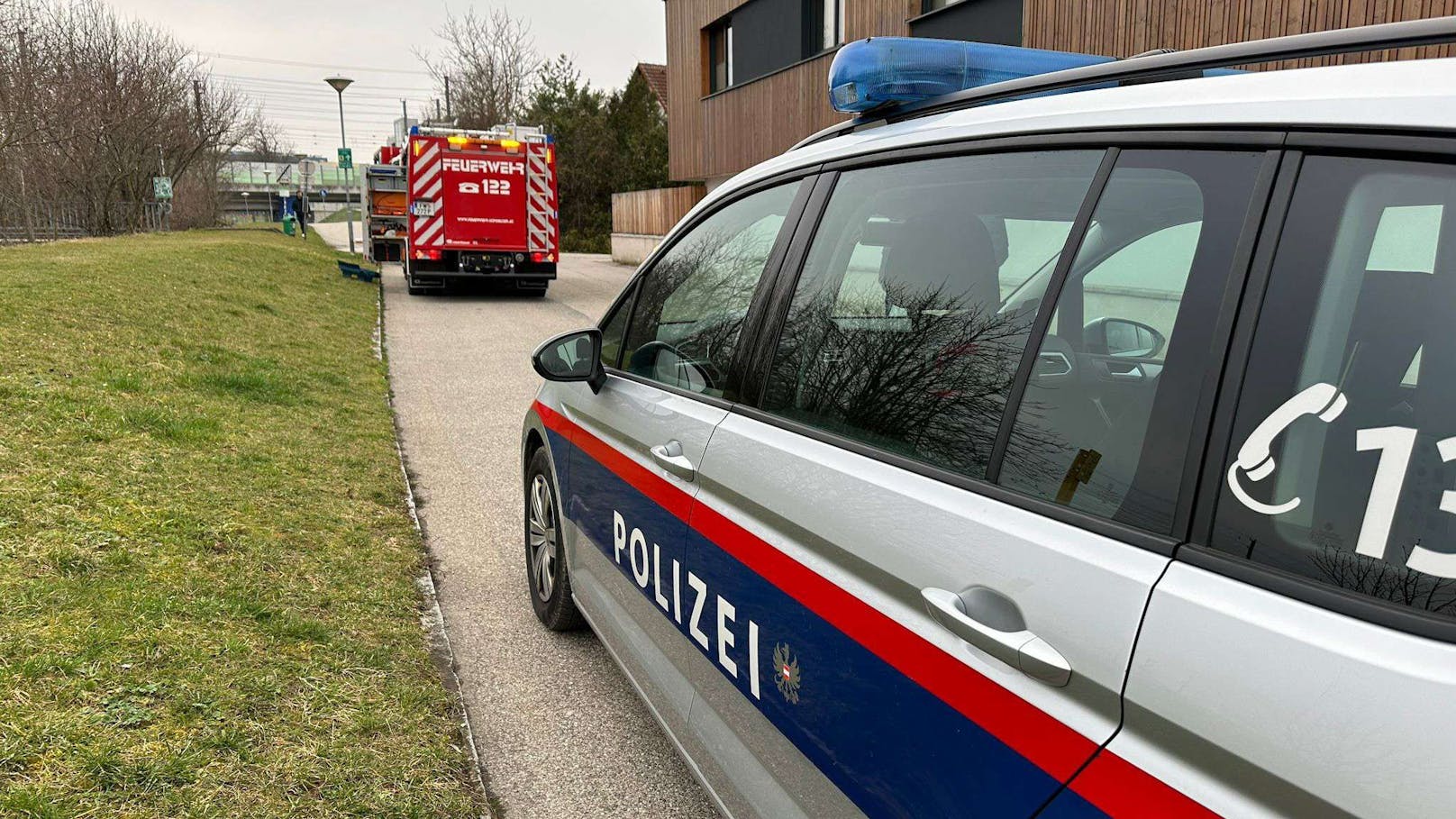 Ölfilm auf der Traisen in St. Pölten: Einsatzkräfte vor Ort