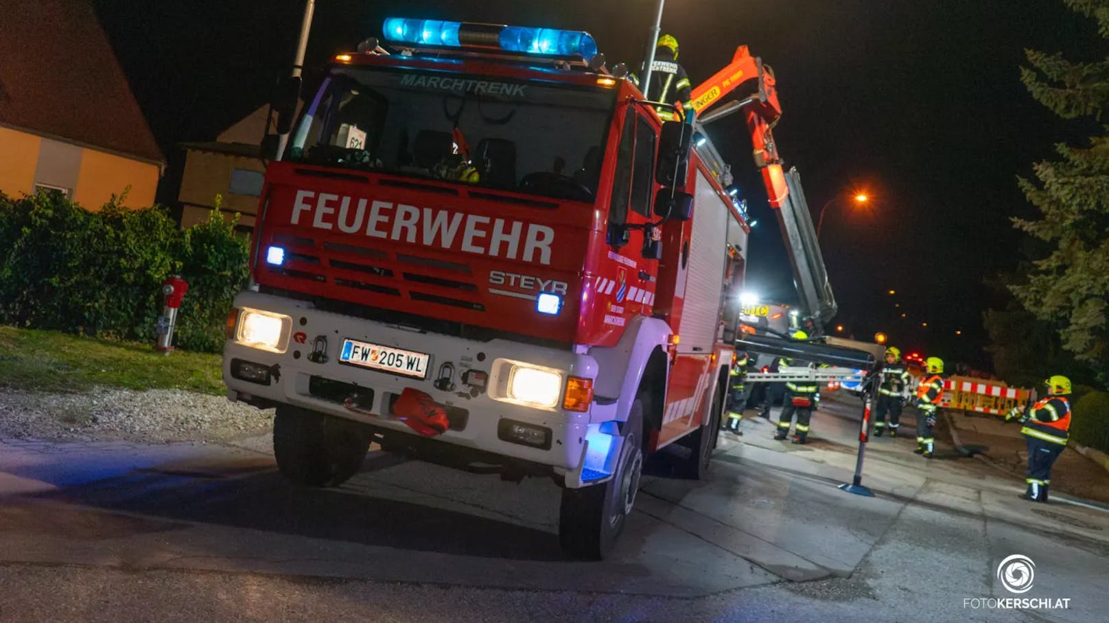 Am Samstagabend kurz nach 23:00 Uhr wurde die Feuerwehr Marchtrenk zu einer Pkw-Bergung in die Nähe des Marchtrenker Bahnhofs alarmiert. Ein Auto war durch einen Zaun gedonnert.