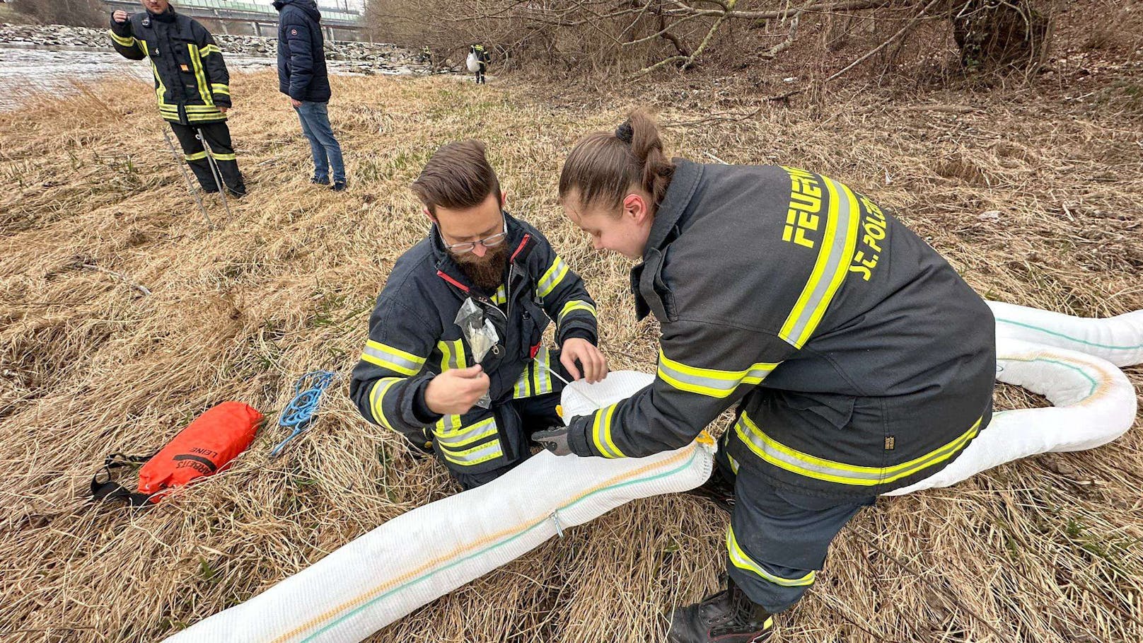 Ölfilm auf der Traisen in St. Pölten: Einsatzkräfte vor Ort