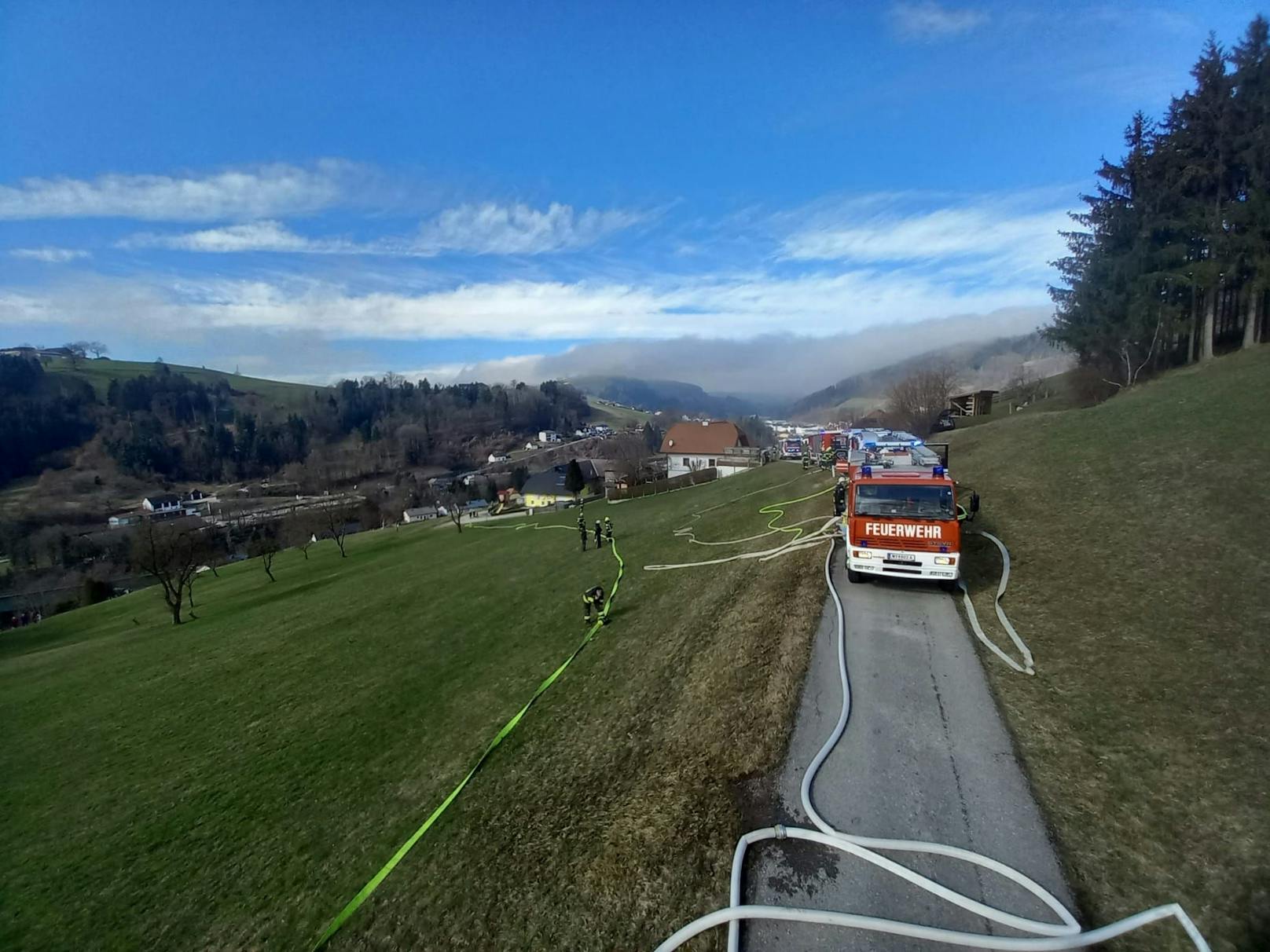 Großeinsatz bei Brand in Mehrparteienhaus in Windhag