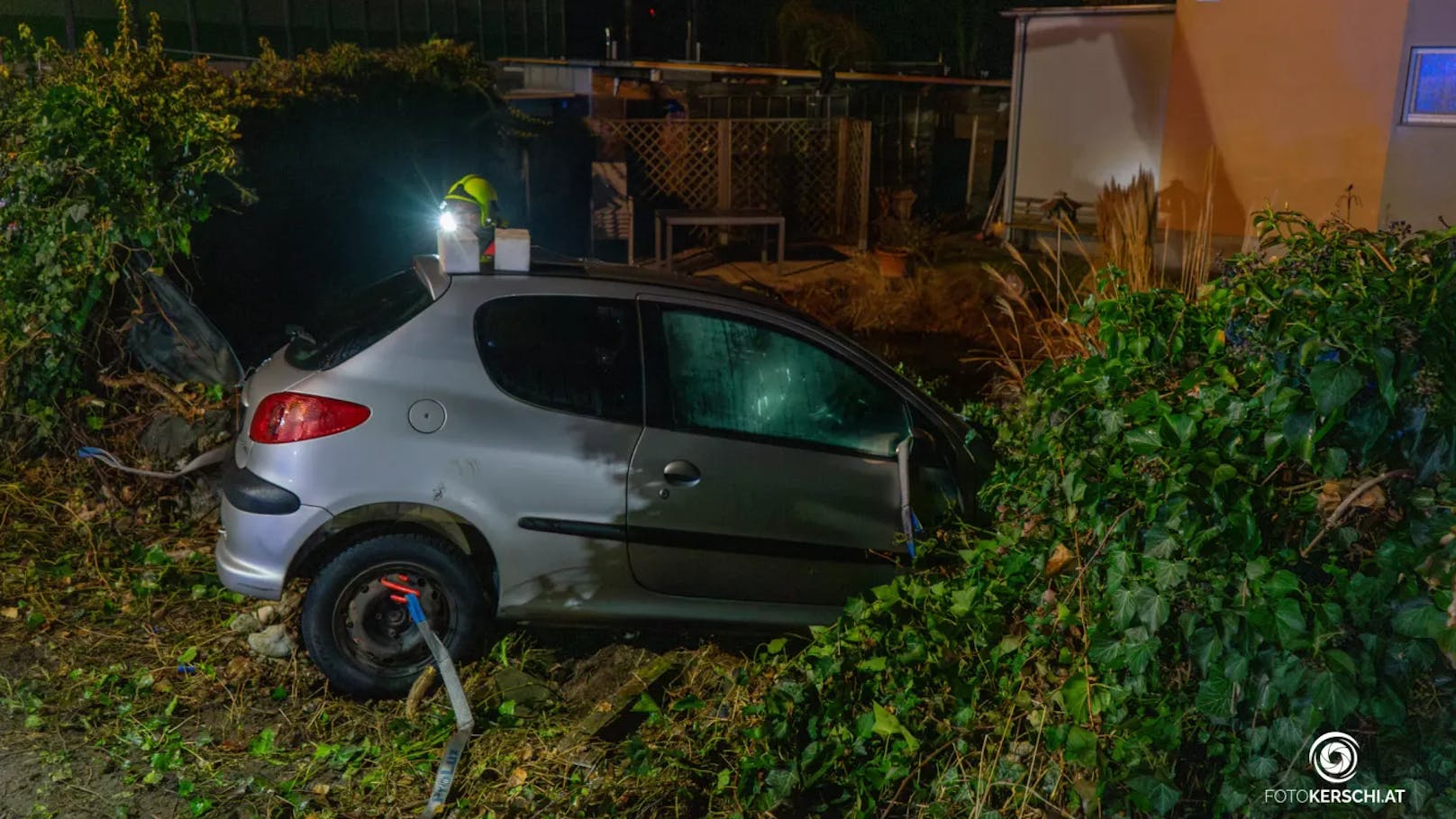 Am Samstagabend kurz nach 23:00 Uhr wurde die Feuerwehr Marchtrenk zu einer Pkw-Bergung in die Nähe des Marchtrenker Bahnhofs alarmiert. Ein Auto war durch einen Zaun gedonnert.