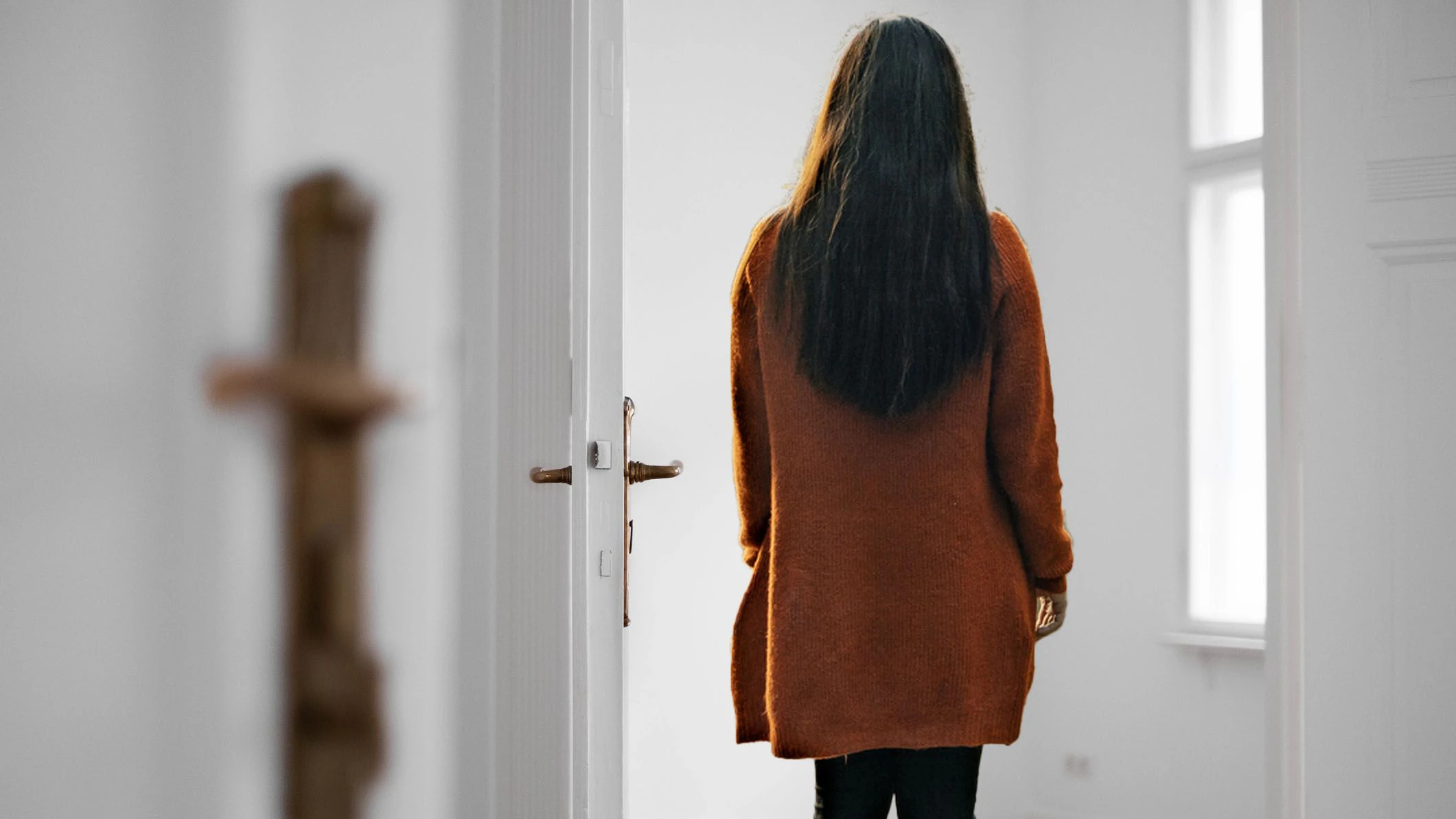 Frau von hinten in Wohnung