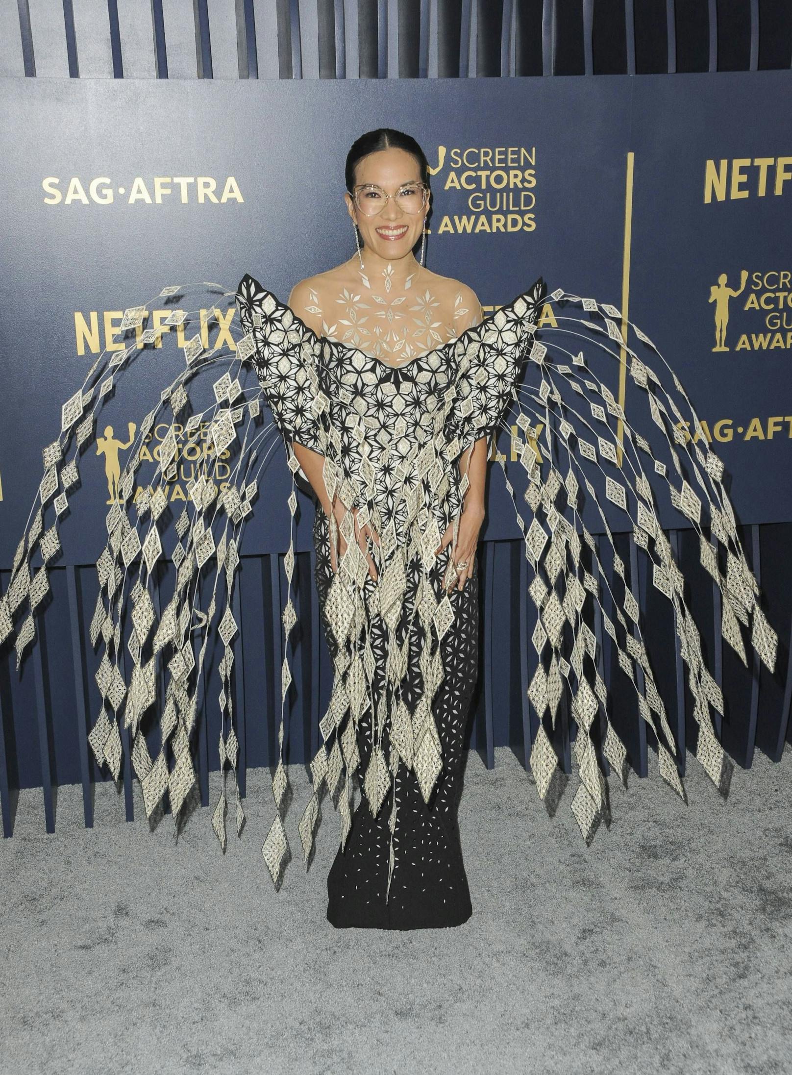 Ali Wong ("Beef") tritt mit einem extravaganten Kleid auf.&nbsp;