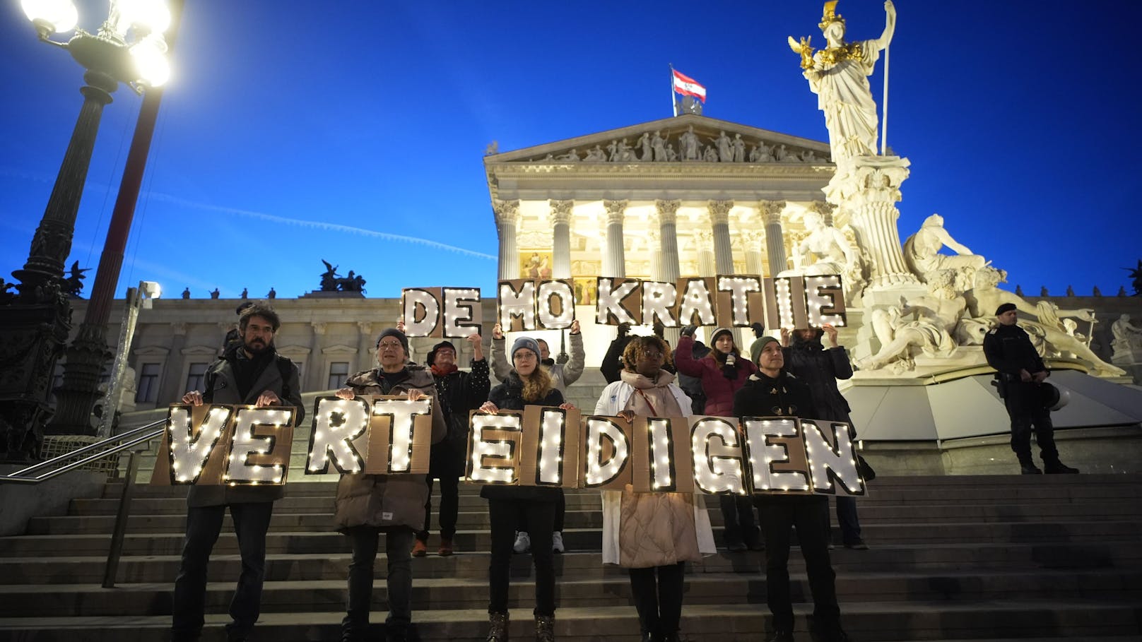 Erneut sind Tausende Menschen in Österreich unter dem Motto "Demokratie verteidigen" am Sonntag gegen Rechtsextremismus auf die Straße gegangen.