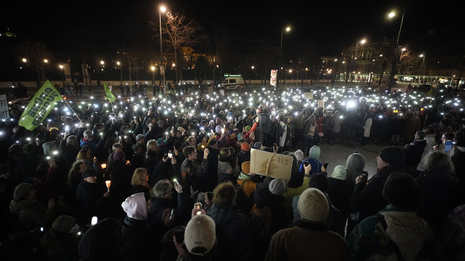 Erneut sind Tausende Menschen in Österreich unter dem Motto "Demokratie verteidigen" am Sonntag gegen Rechtsextremismus auf die Straße gegangen.