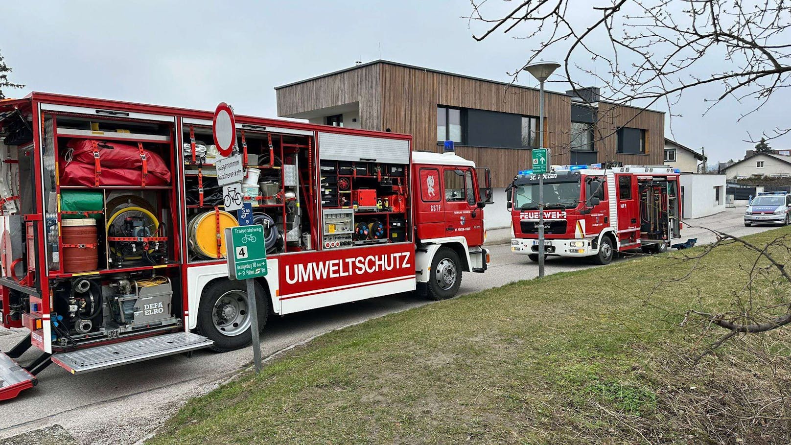 Ölfilm auf der Traisen in St. Pölten: Einsatzkräfte vor Ort