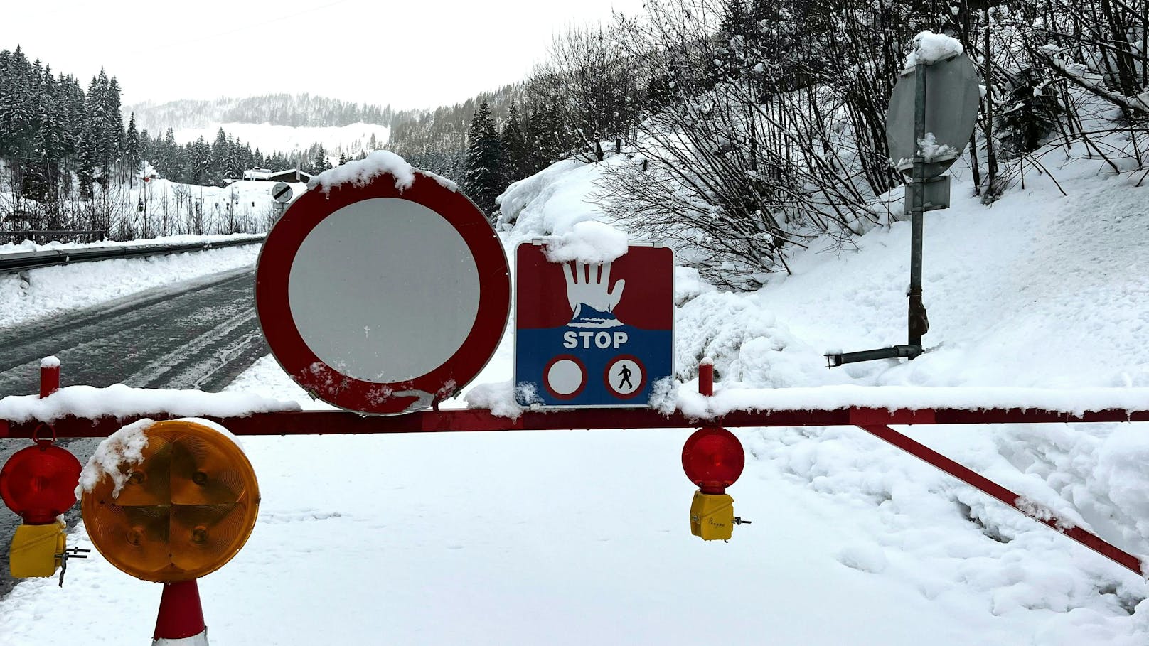 Lawinenabgang in Tirol – Auto in Gegenverkehr gedrückt