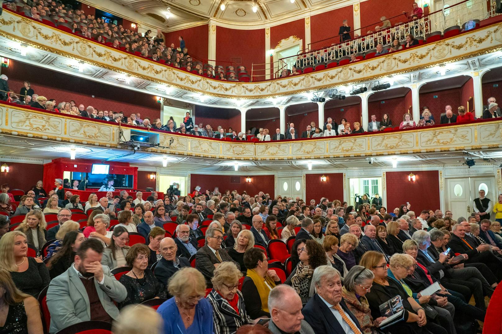 Volles Haus in Baden! Großer Andrang bei der Premiere des Musicals "Titanic"