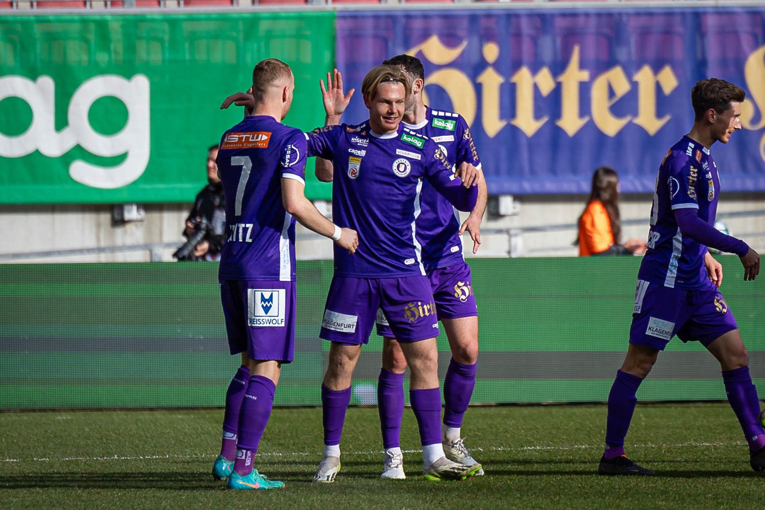 Sky Aaron Schwarz schießt Klagenfurt in Führung.