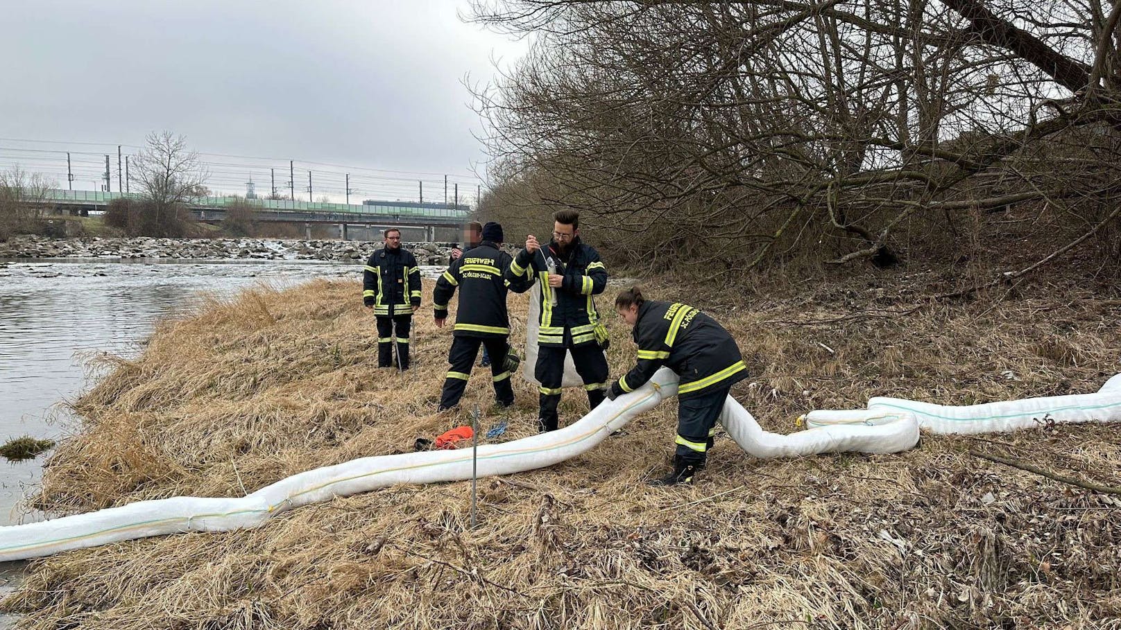 Ölfilm auf der Traisen in St. Pölten: Einsatzkräfte vor Ort