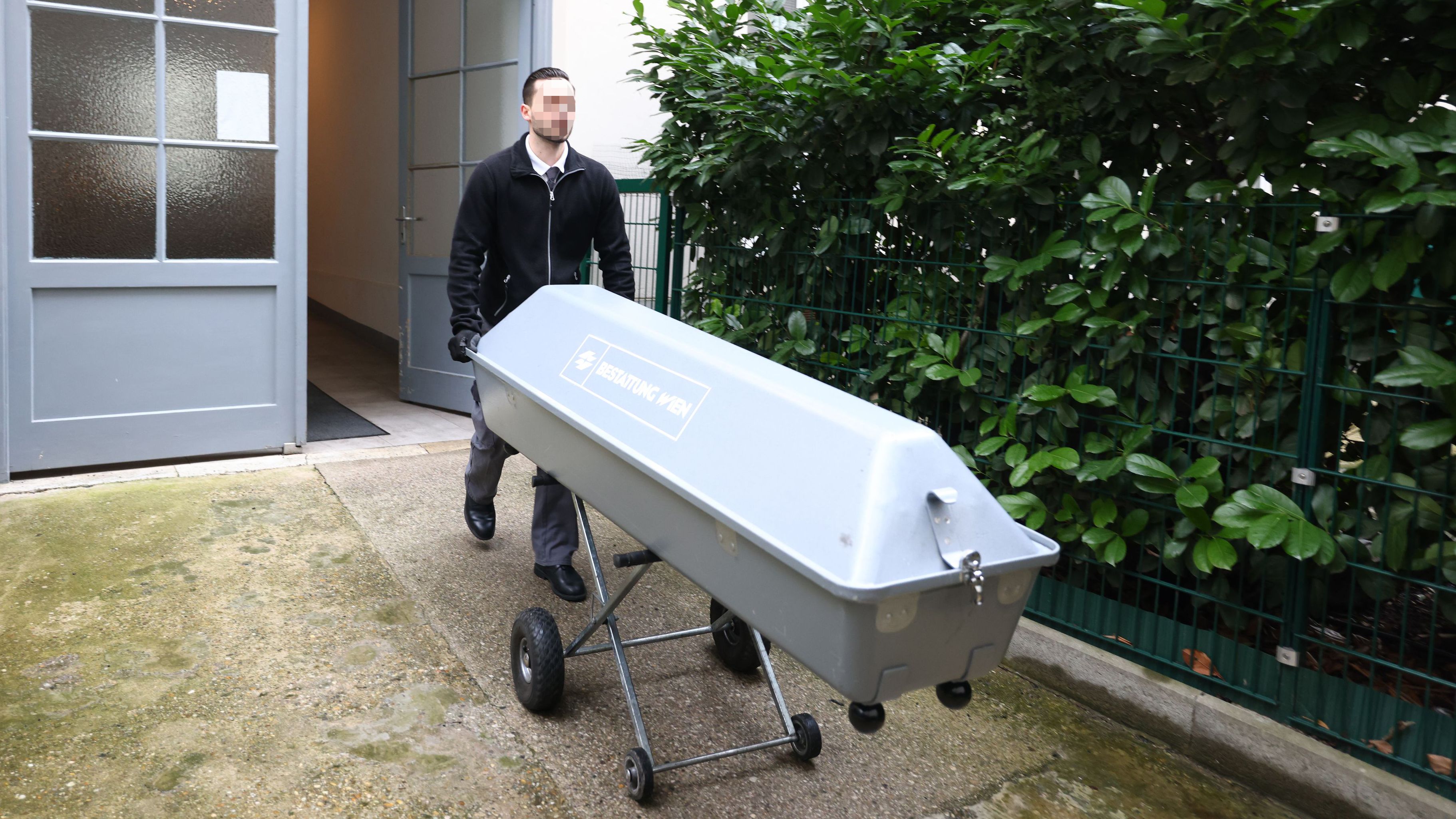 Doppelmord: Die Opfer werden aus der Wohnung in der Erdbergstraße in Wien-Landstraße gebracht. 