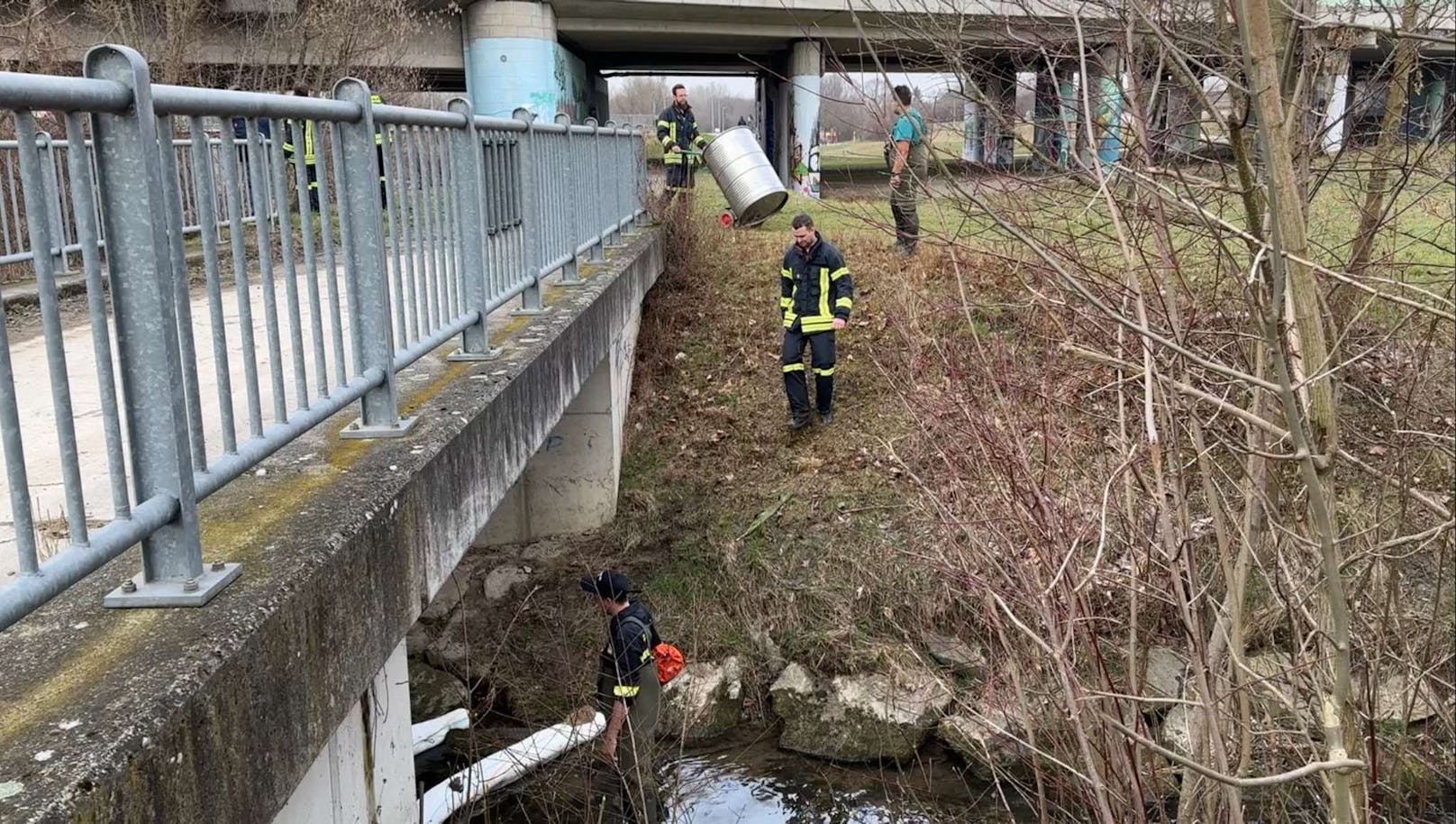 Ölfilm auf der Traisen in St. Pölten: Einsatzkräfte vor Ort