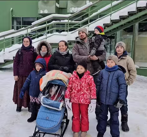 Die Feenstras sind eine zehnköpfige Familie, die nun in Russland eine neue Heimat gefunden haben will.