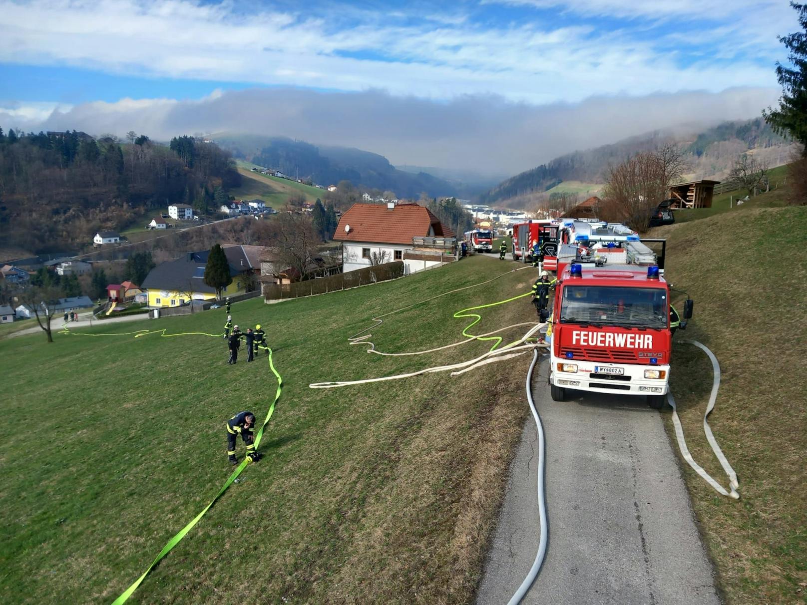 Großeinsatz bei Brand in Mehrparteienhaus in Windhag