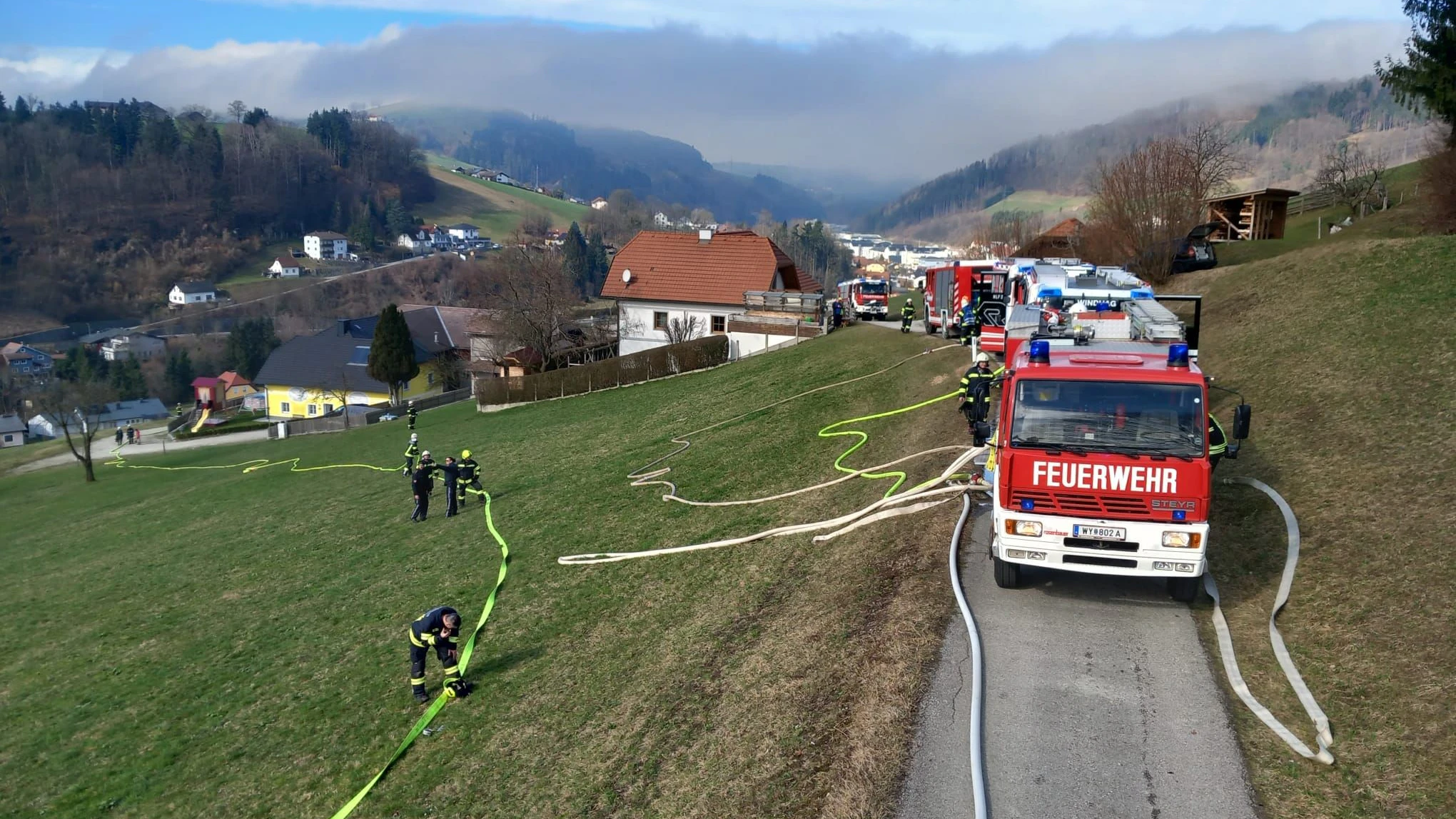 Großeinsatz bei Brand in Mehrparteienhaus in Windhag