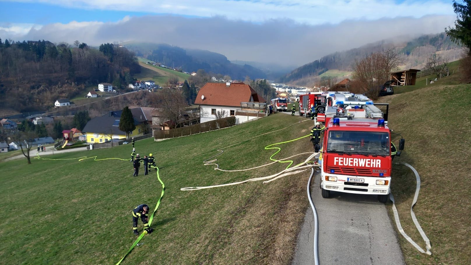 120 Feuerwehrleute bekämpften Brand in Mehrparteienhaus