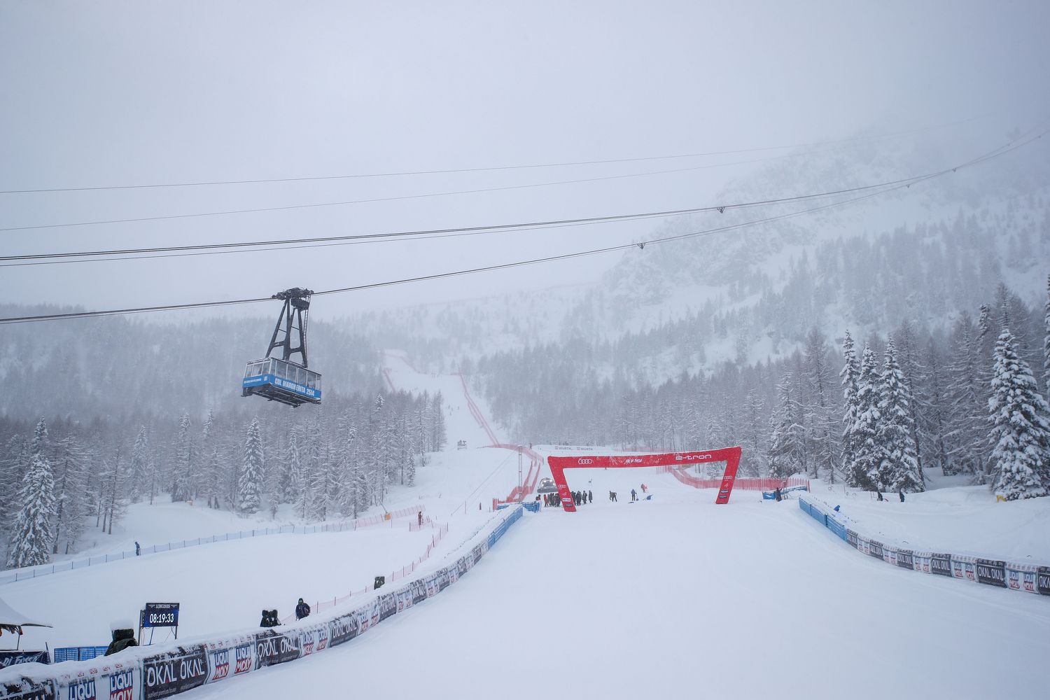 Schneemassen verhindern in Val di Fassa die Speedrennen der Damen.