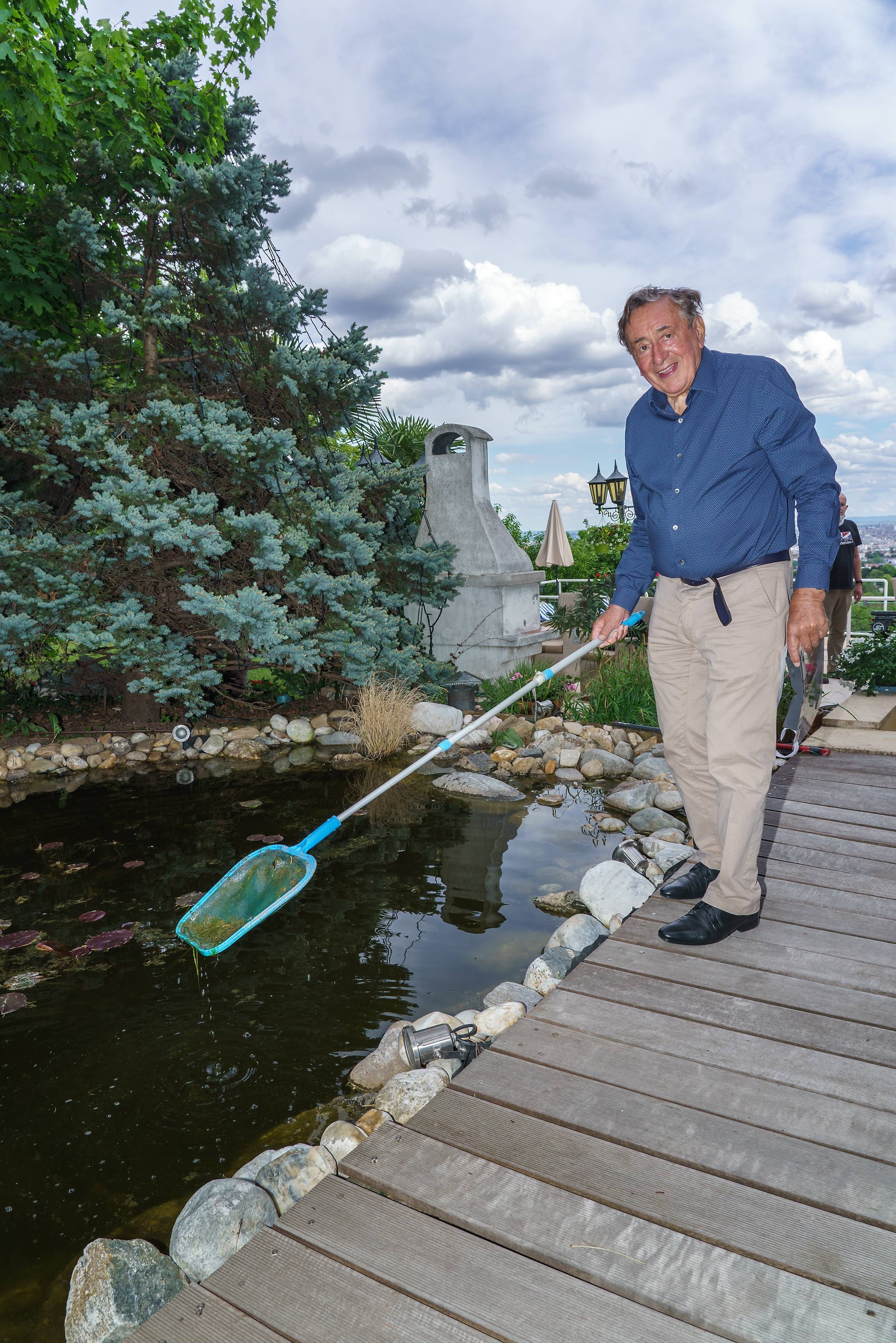 Richard Lugner in seinem Garten. Das großzügige Grundstück verfügt auch über einen Fischteich.