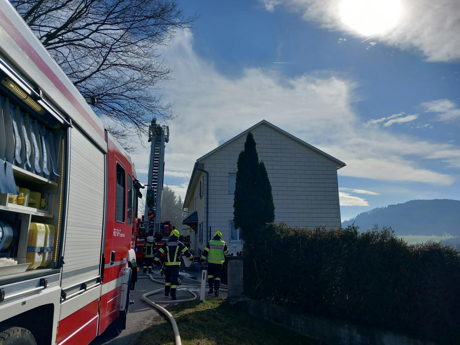 Großeinsatz bei Brand in Mehrparteienhaus in Windhag