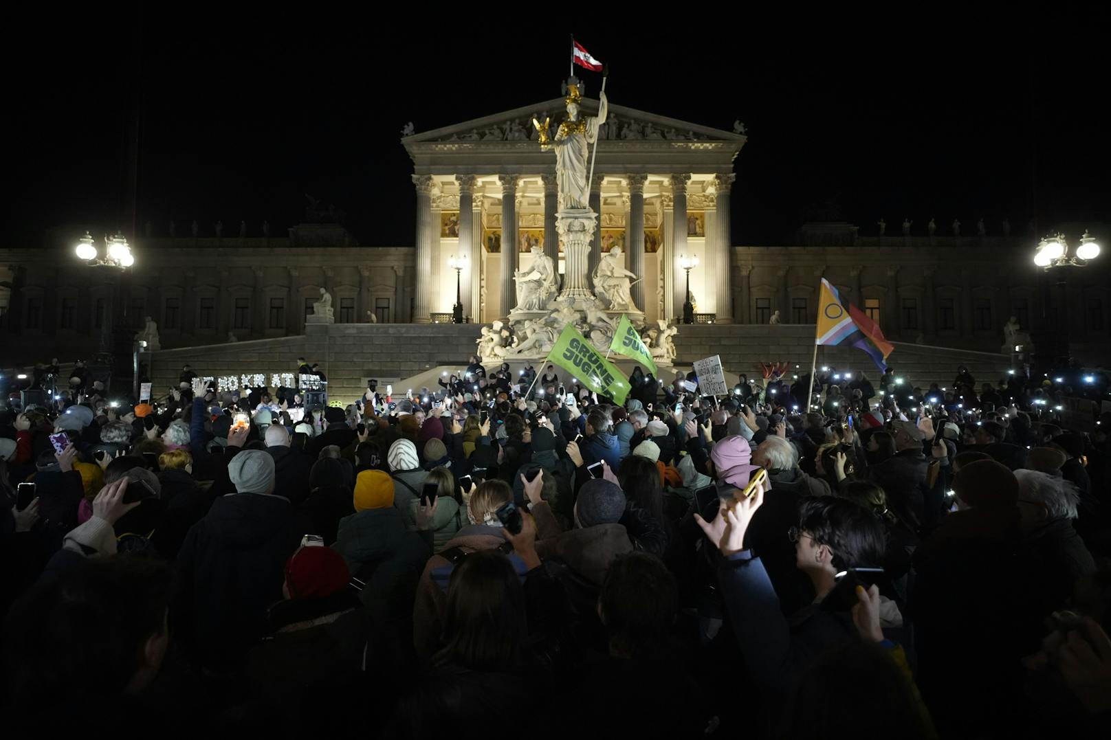 Erneut sind Tausende Menschen in Österreich unter dem Motto "Demokratie verteidigen" am Sonntag gegen Rechtsextremismus auf die Straße gegangen.