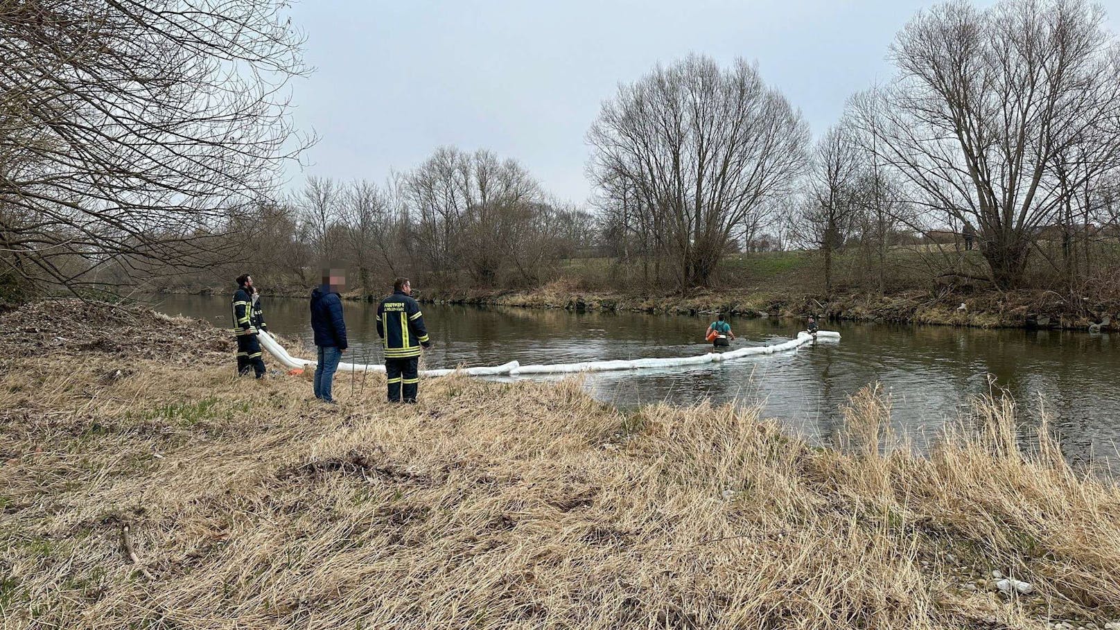 Ölfilm auf der Traisen in St. Pölten: Einsatzkräfte vor Ort