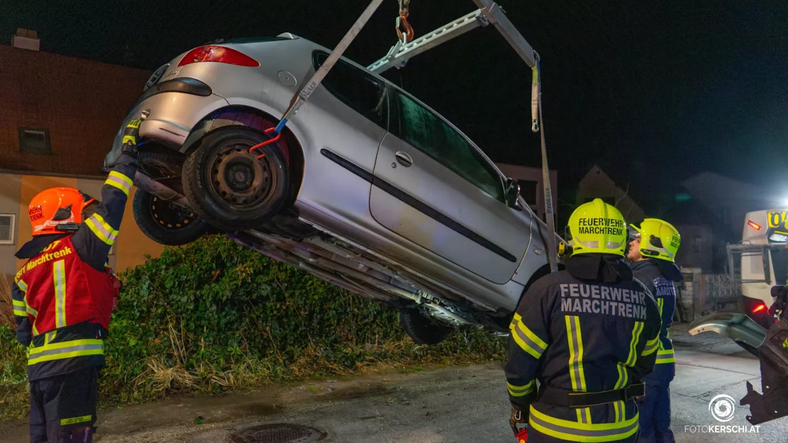 Am Samstagabend kurz nach 23:00 Uhr wurde die Feuerwehr Marchtrenk zu einer Pkw-Bergung in die Nähe des Marchtrenker Bahnhofs alarmiert. Ein Auto war durch einen Zaun gedonnert.