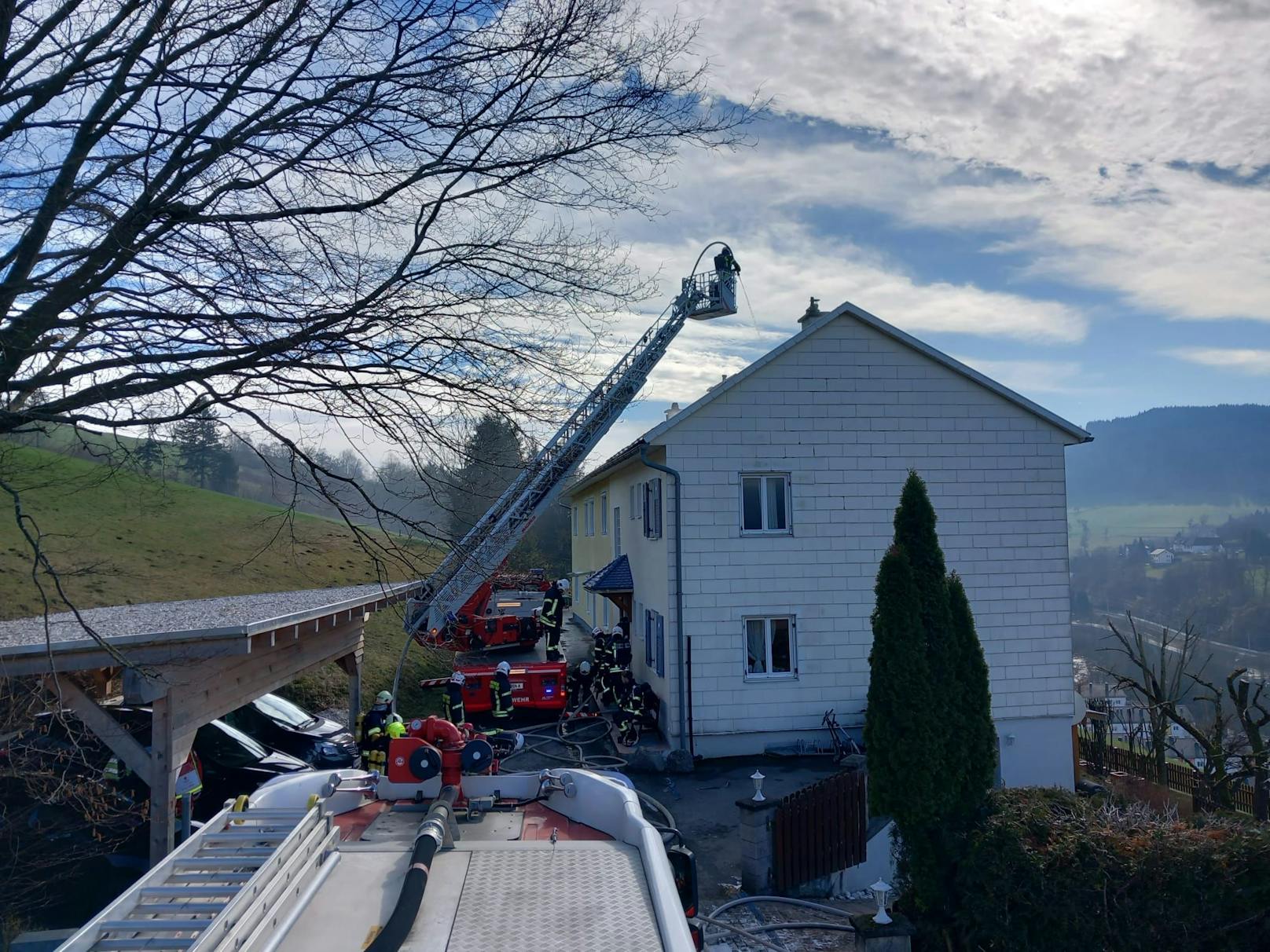 Großeinsatz bei Brand in Mehrparteienhaus in Windhag