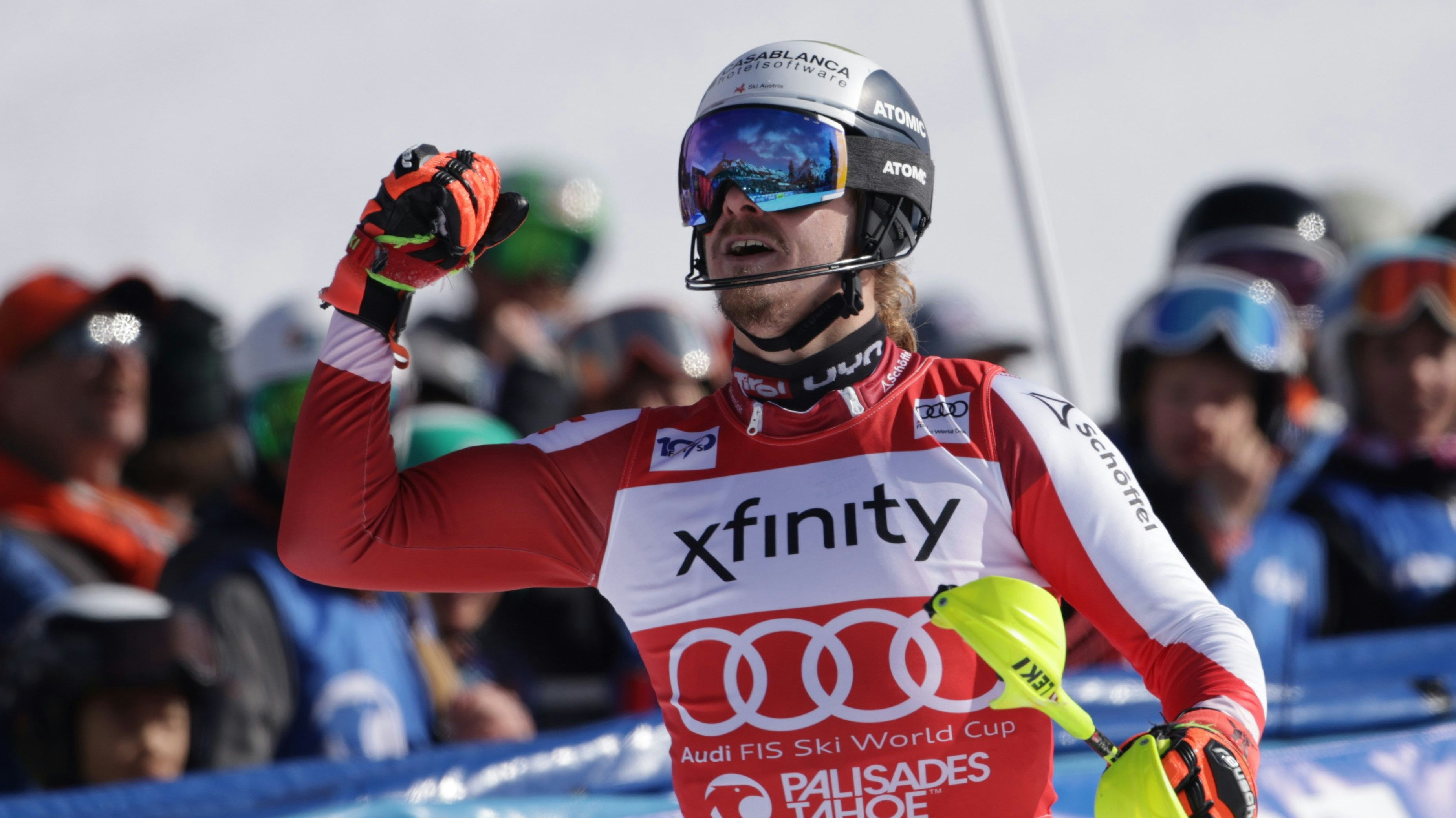 Manuel Feller jubelt über seinen vierten Slalom-Saisonsieg.